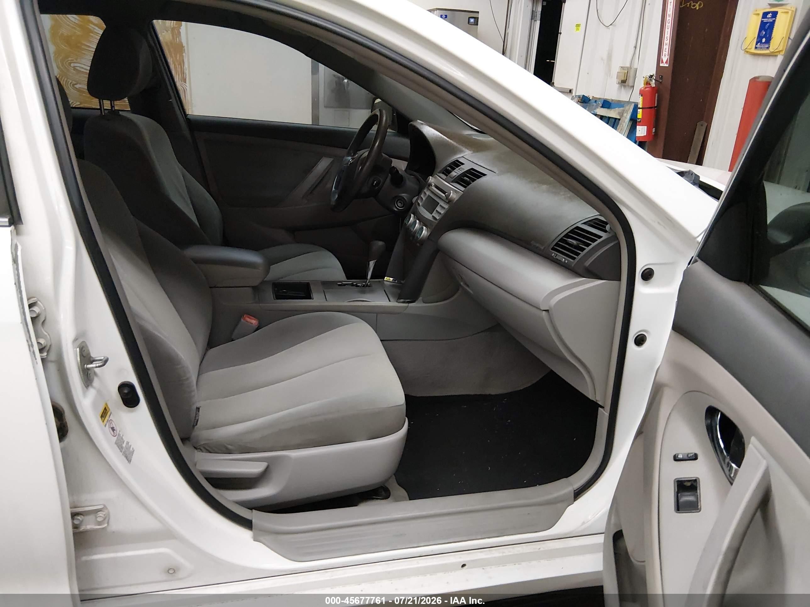 2009 Toyota Camry Le White vin: 4T1BE46K89U824856