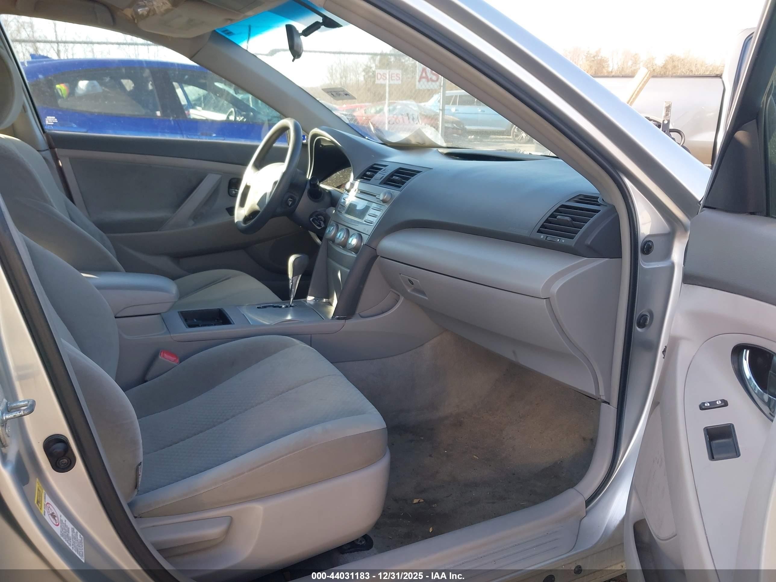 2009 Toyota Camry Le Silver vin: 4T1BE46K99U339349