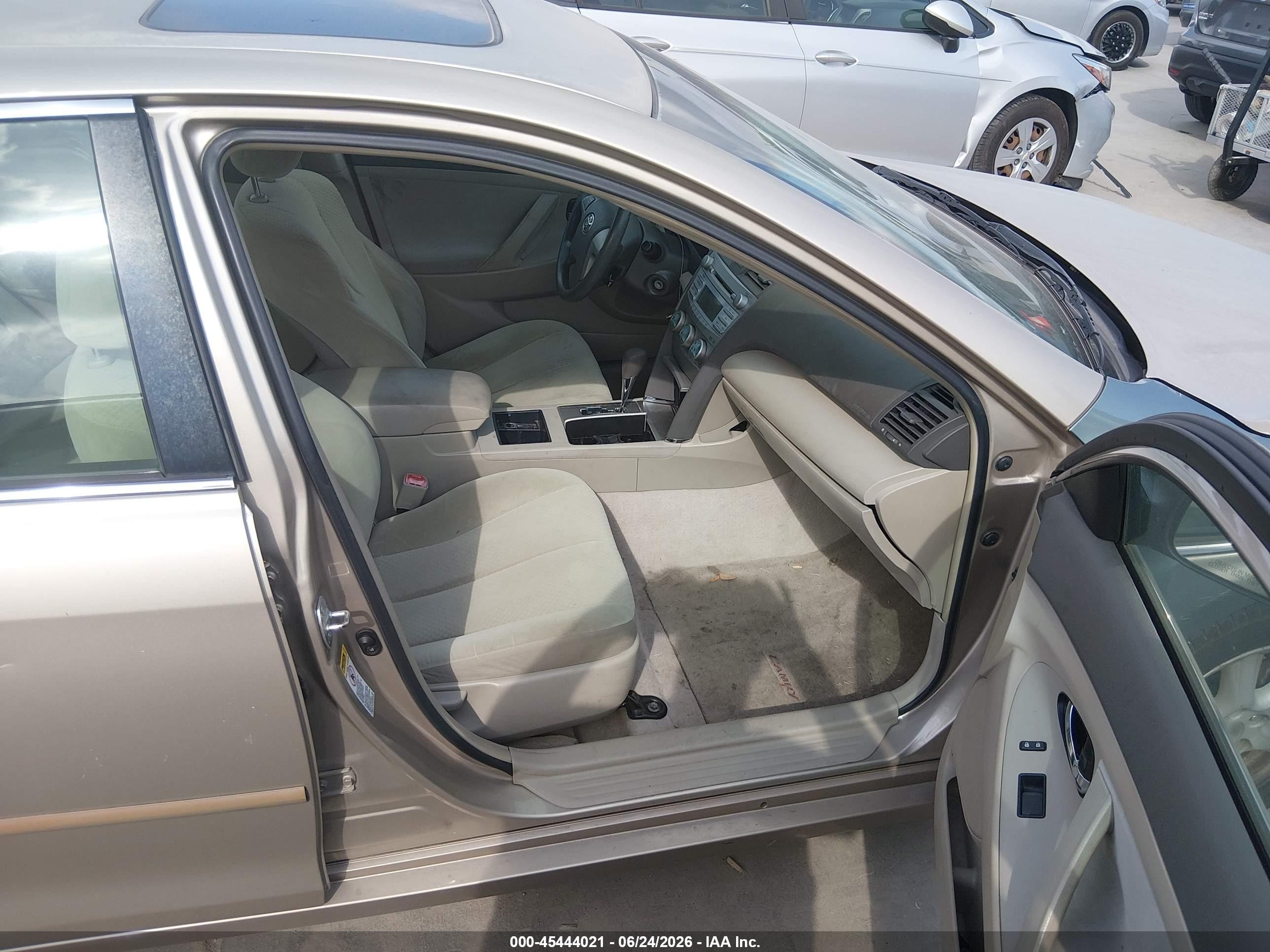 2009 Toyota Camry Le Gold vin: 4T1BE46K99U410100
