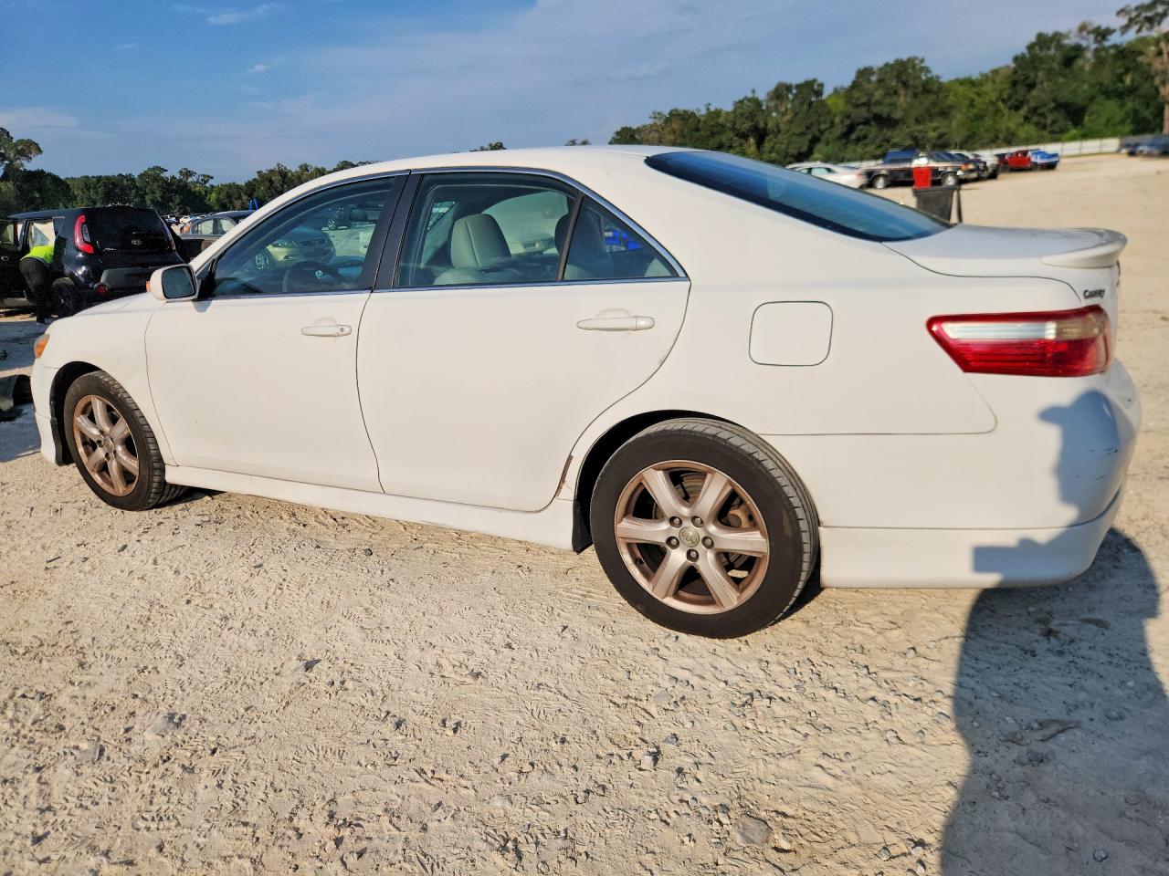 1999 Toyota Other Белый vin: 4T1BE46K9U881460