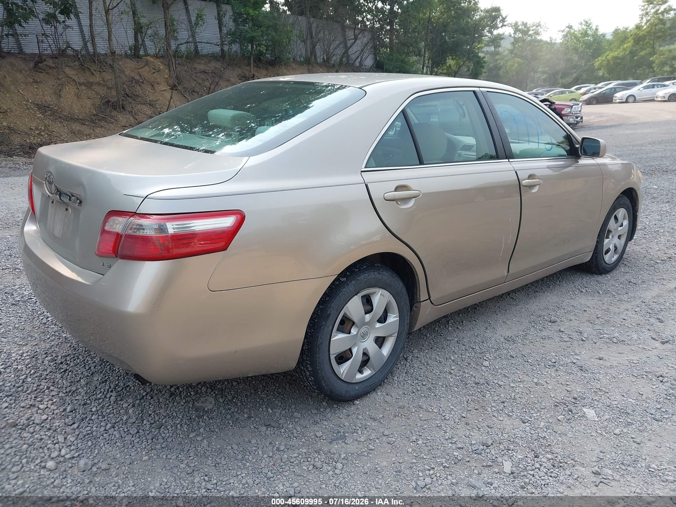 2007 Toyota Camry Le Gold vin: 4T1BE46KX7U095336