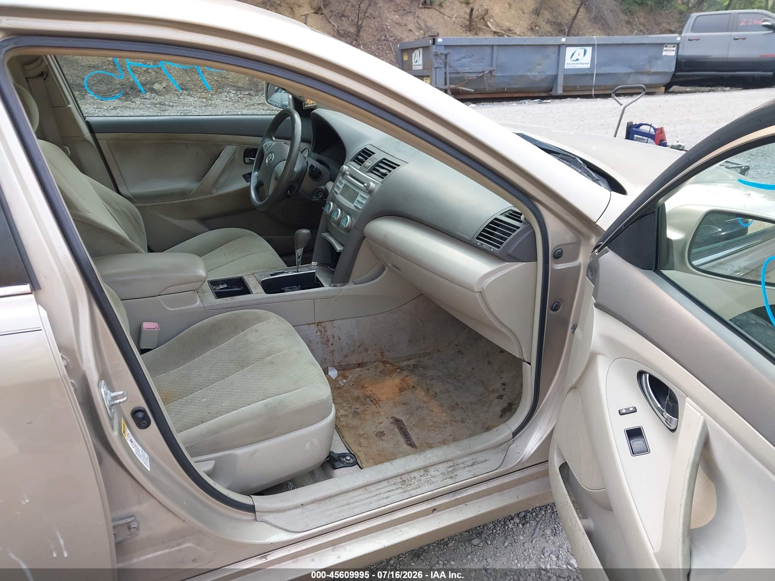 2007 Toyota Camry Le Gold vin: 4T1BE46KX7U095336
