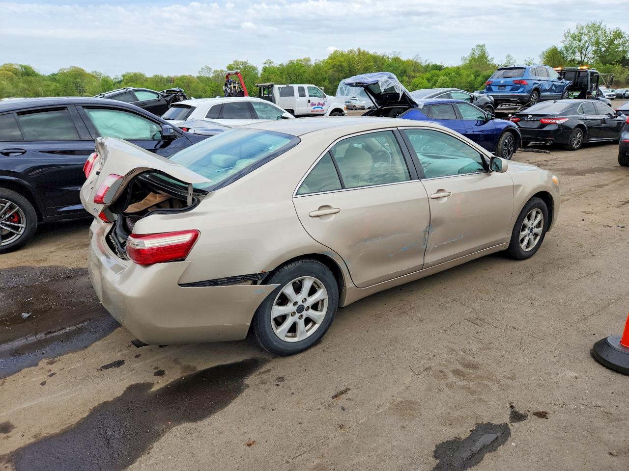 2007 Toyota Camry Le Gold vin: 4T1BE46KX7U668462