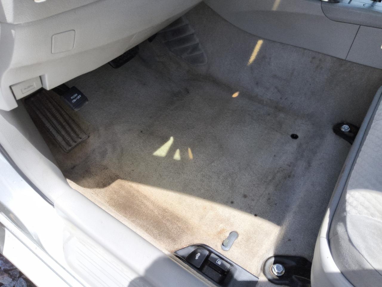 2008 Toyota Camry Le Серебряный vin: 4T1BE46KX8U256351 Damage: Left Front Carpet, Stained, Permanent