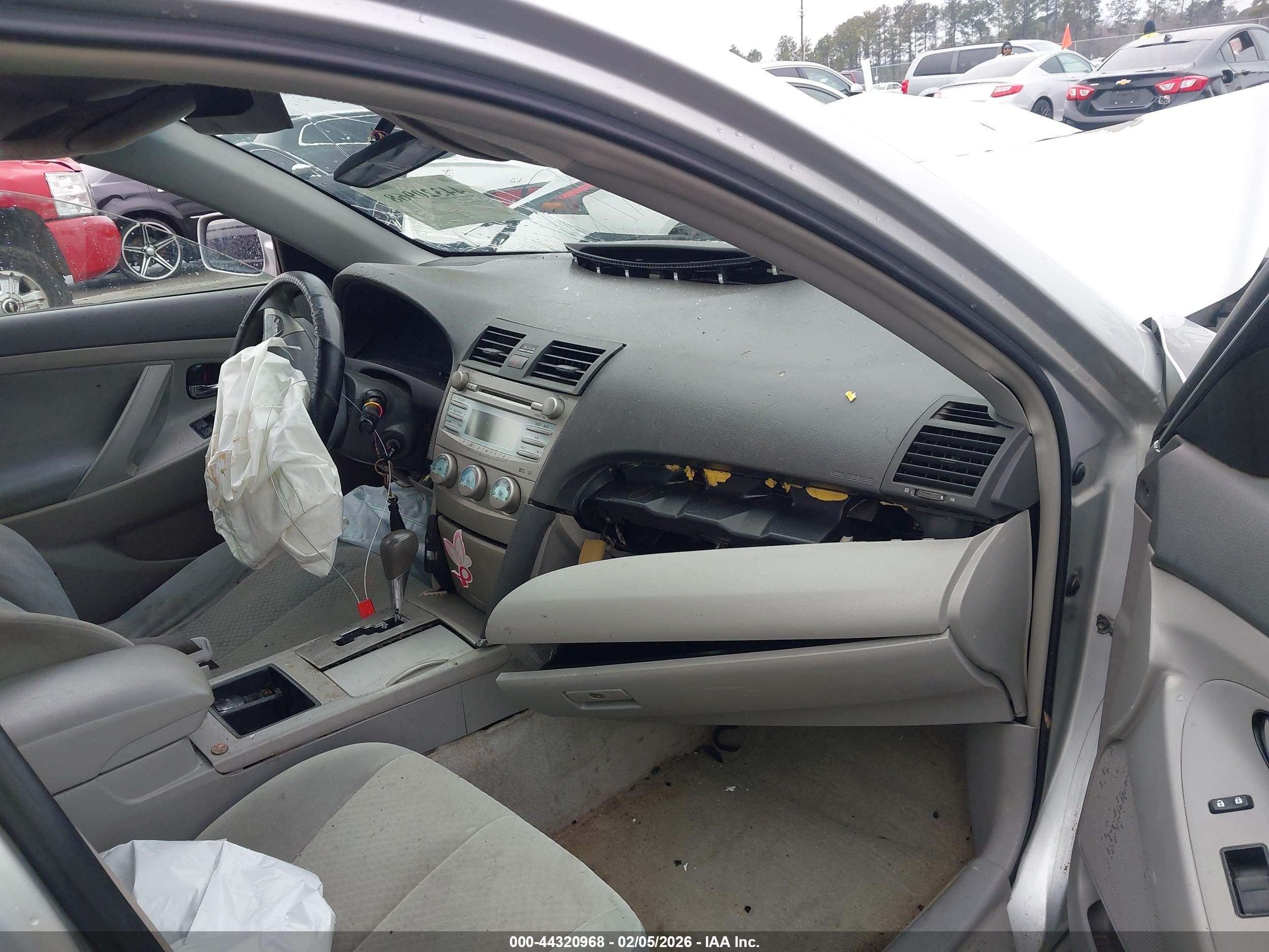 2009 Toyota Camry Le Silver vin: 4T1BE46KX9U350098