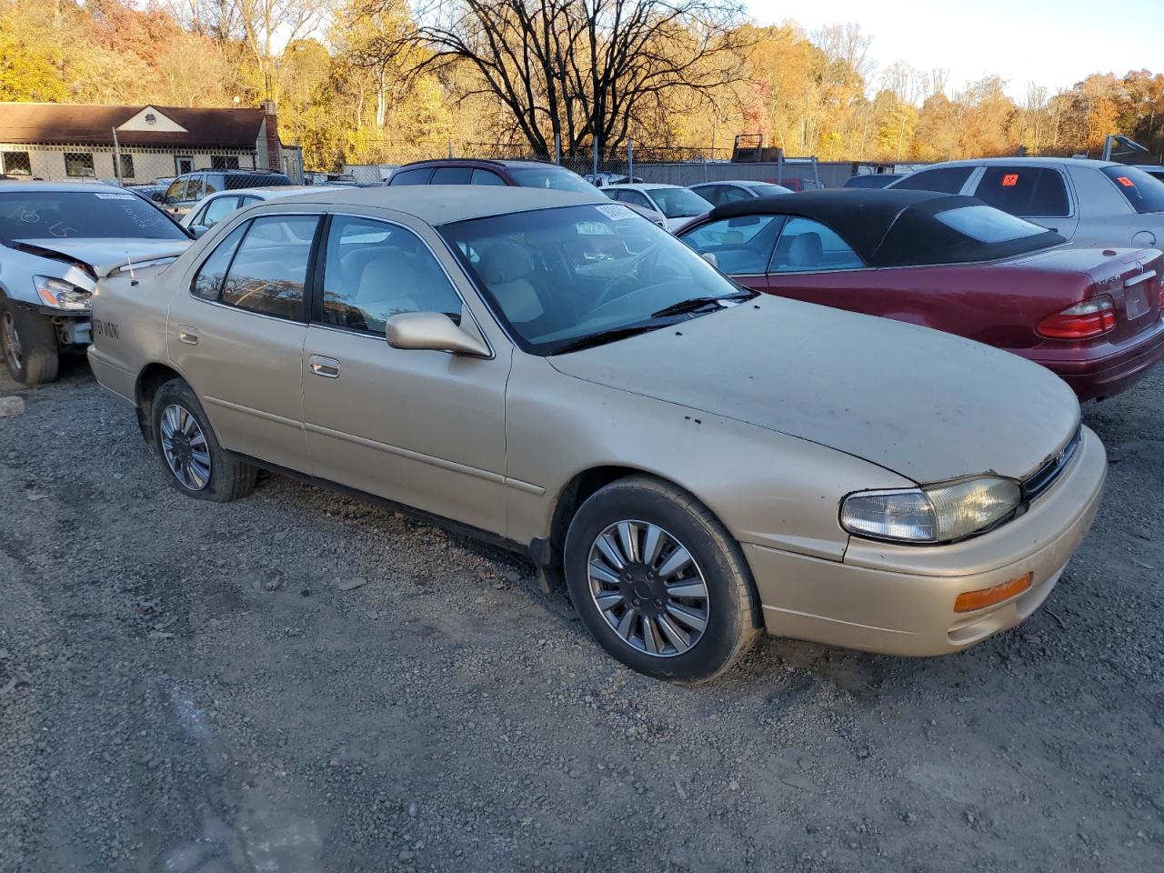 1996 Toyota Camry Le Gold vin: 4T1BF12KXTU127570