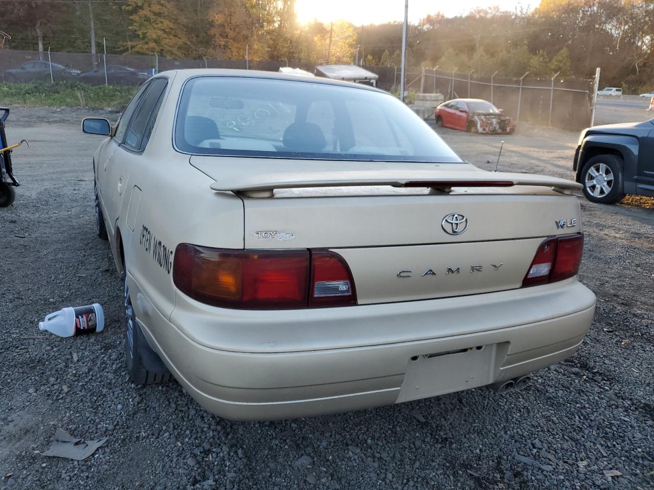 1996 Toyota Camry Le Gold vin: 4T1BF12KXTU127570