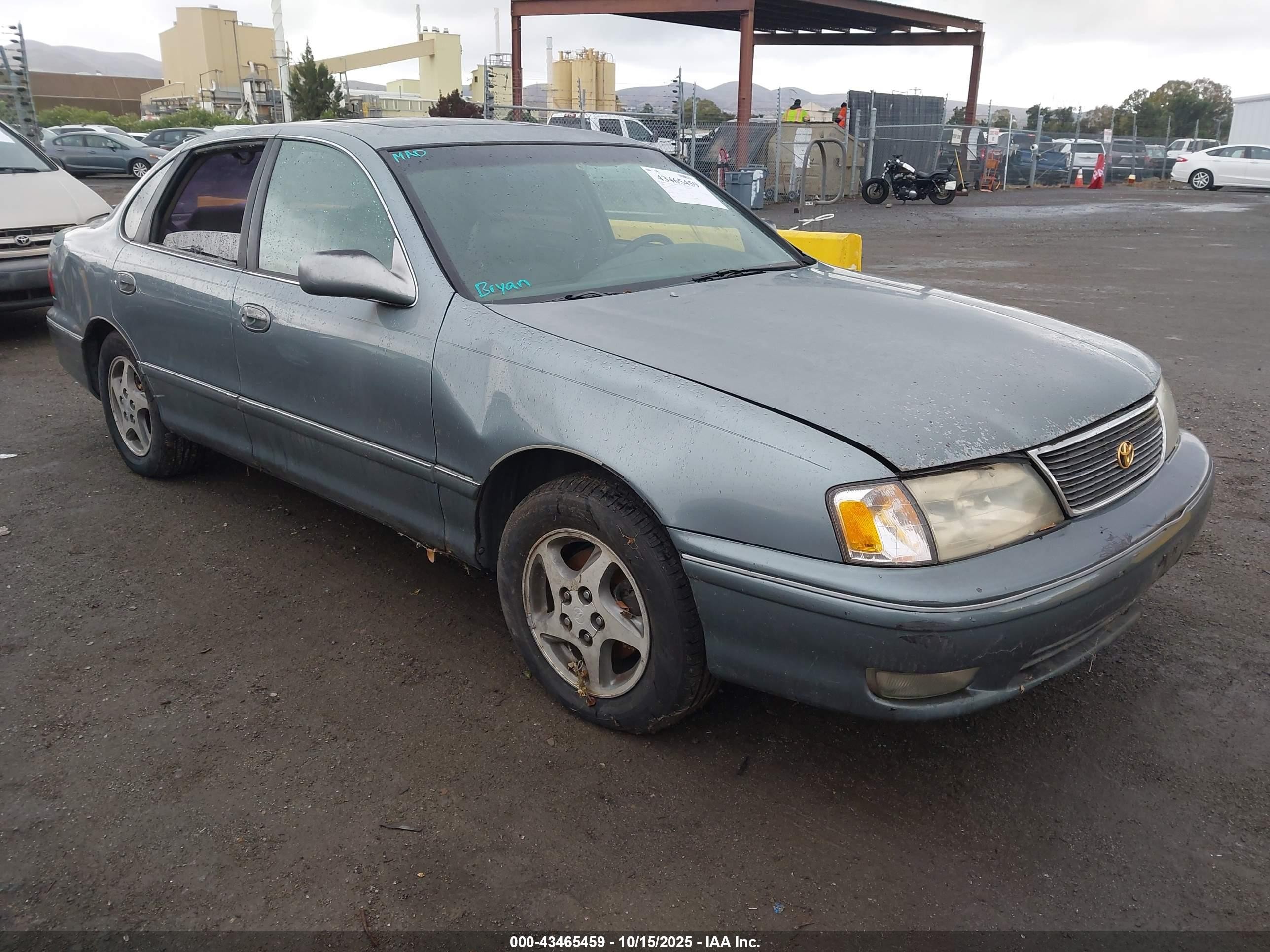 4T1BF18B9XU299912