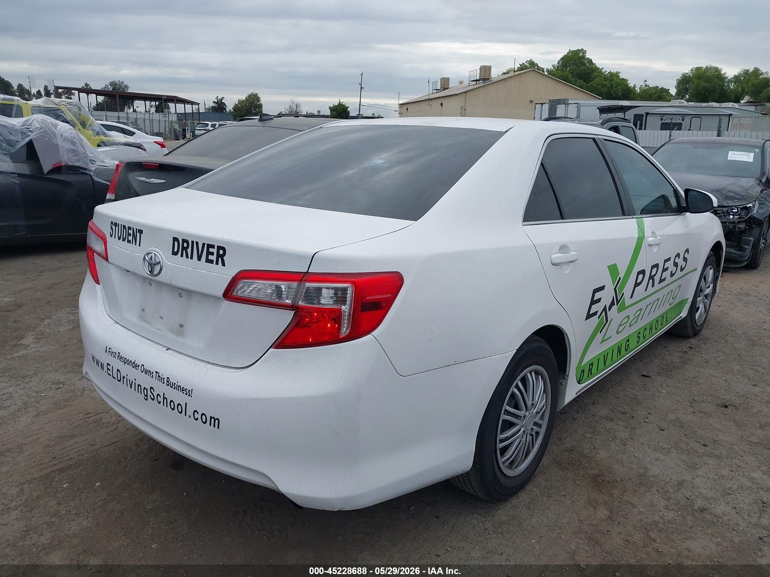 2014 Toyota Camry Le White vin: 4T1BF1FK0EU419385