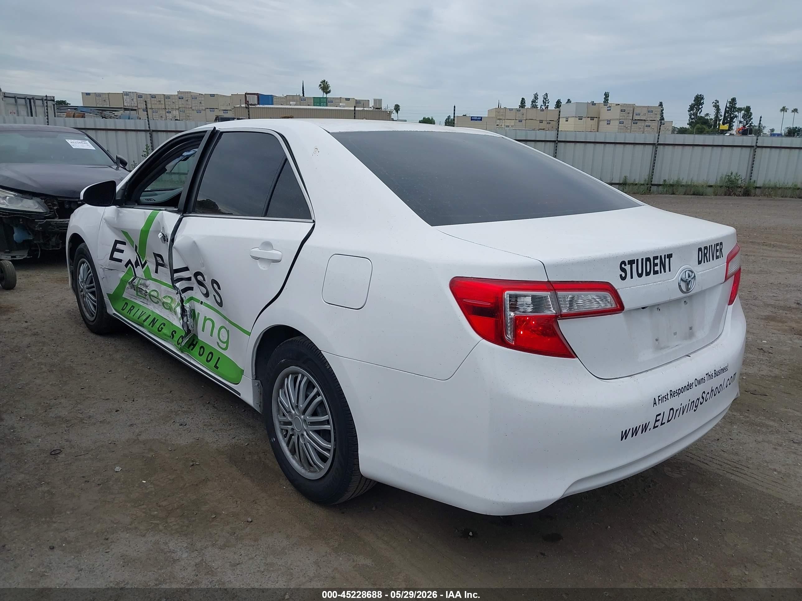 2014 Toyota Camry Le White vin: 4T1BF1FK0EU419385