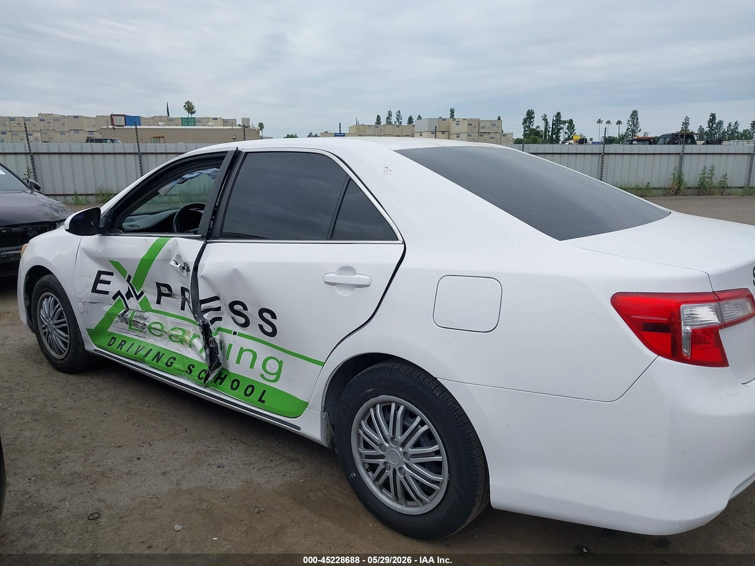 2014 Toyota Camry Le White vin: 4T1BF1FK0EU419385