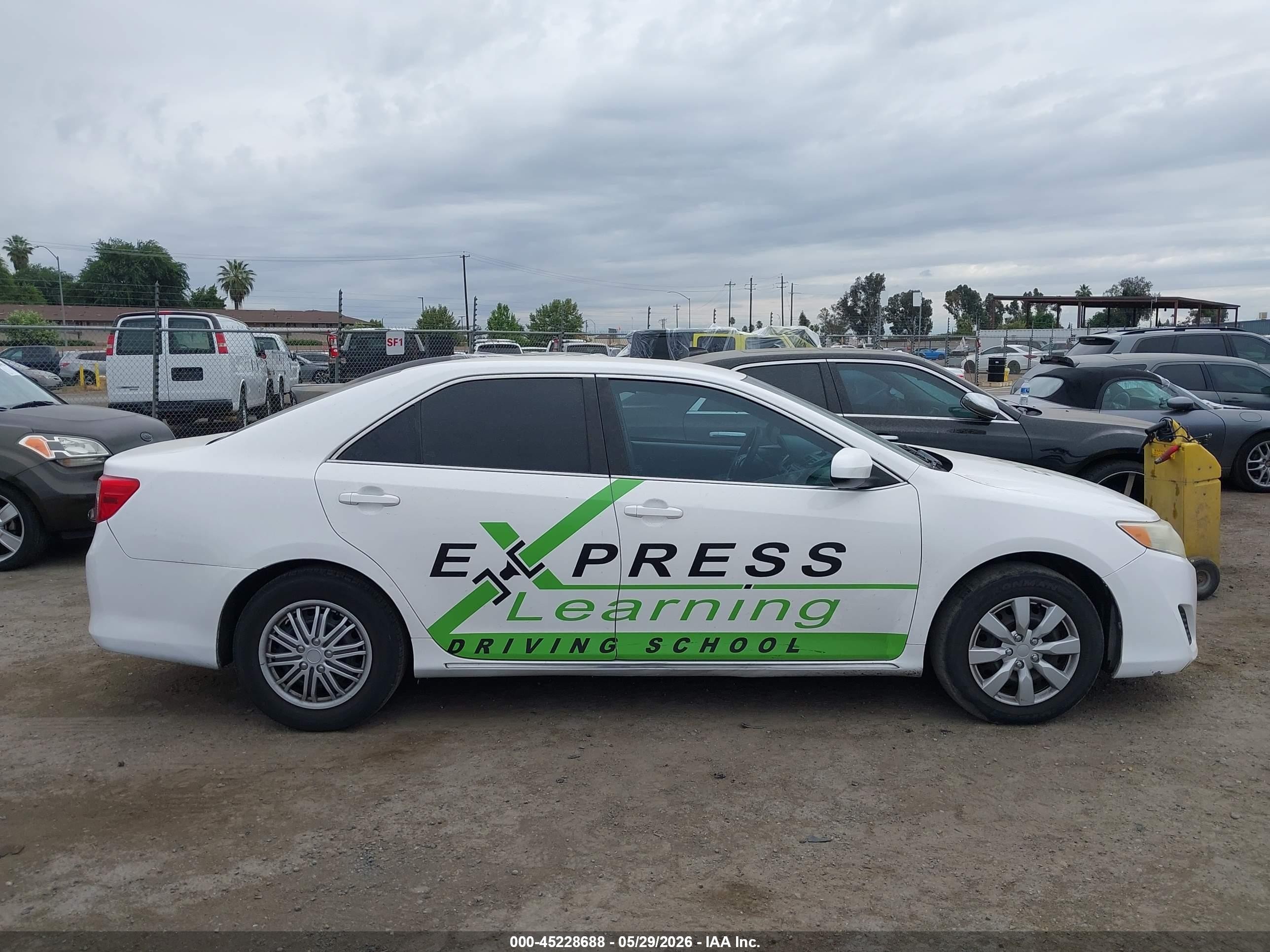 2014 Toyota Camry Le White vin: 4T1BF1FK0EU419385
