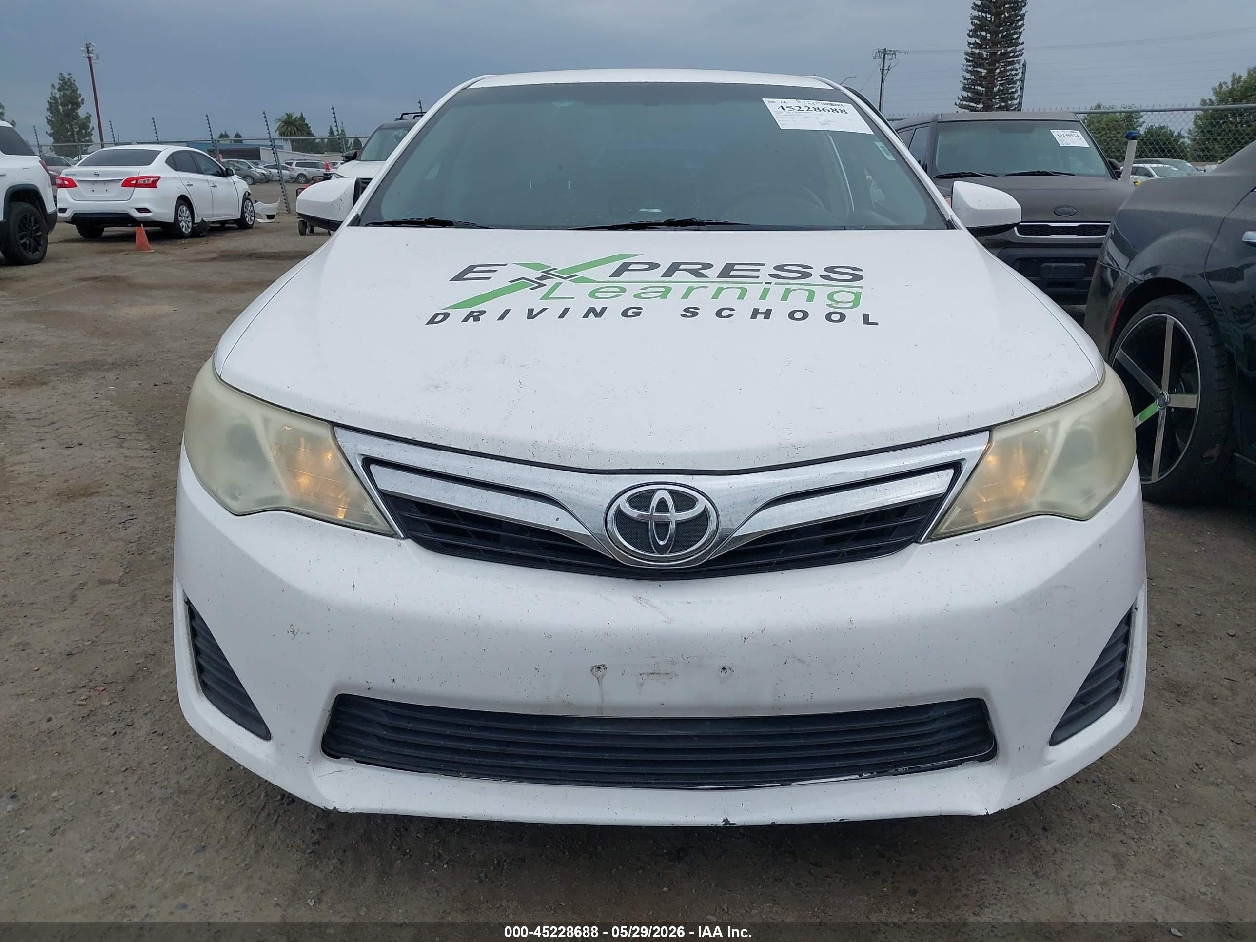 2014 Toyota Camry Le White vin: 4T1BF1FK0EU419385