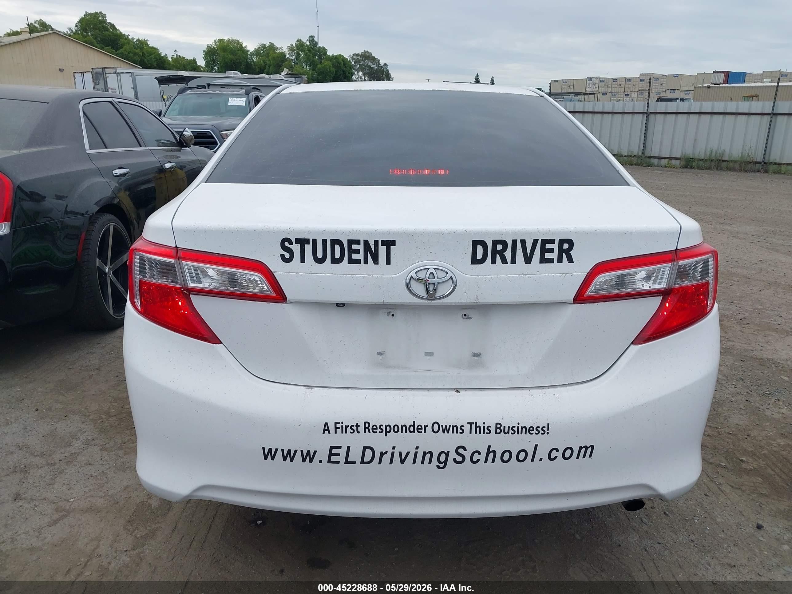 2014 Toyota Camry Le White vin: 4T1BF1FK0EU419385