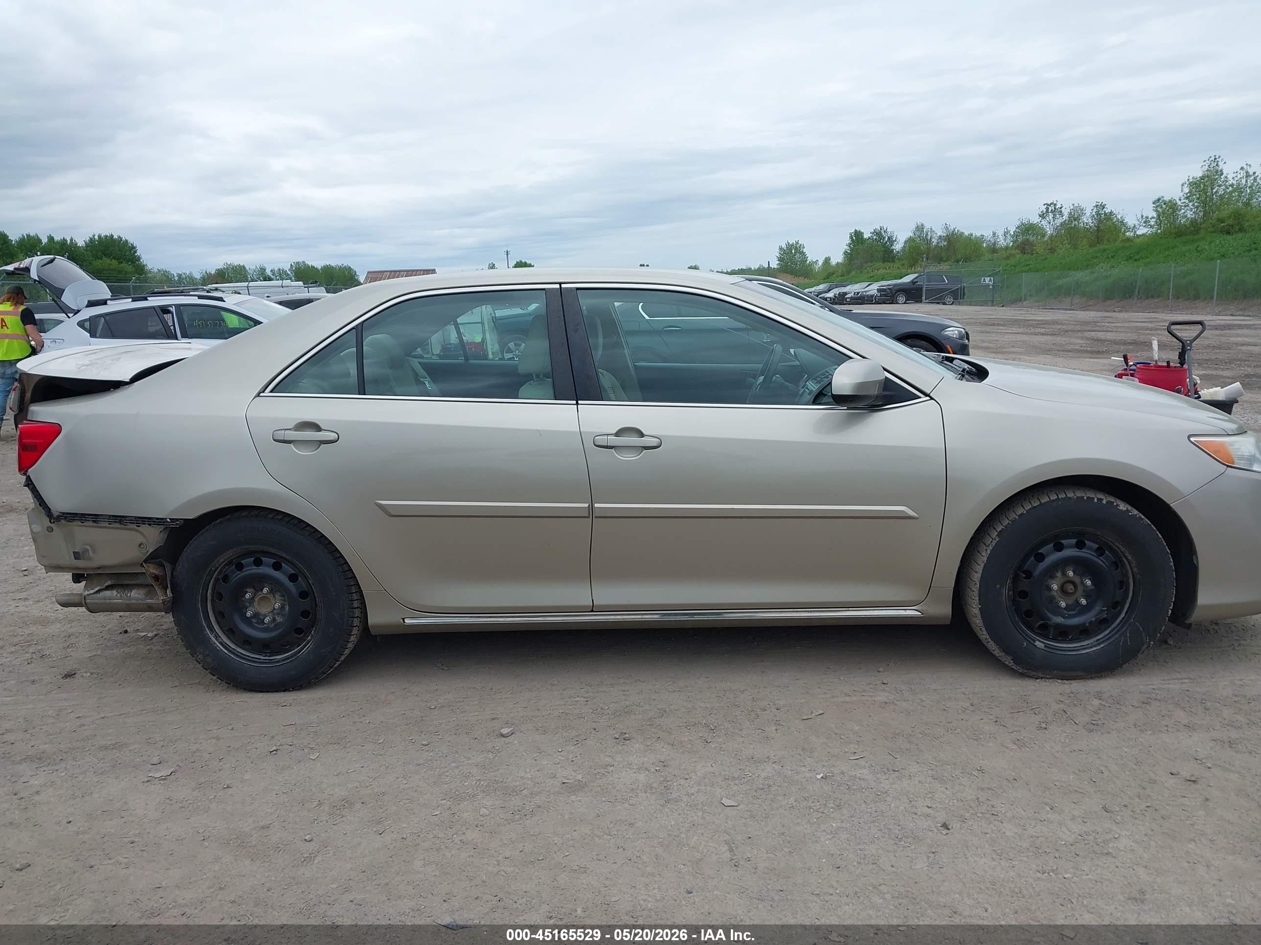 2014 Toyota Camry Le Champagne vin: 4T1BF1FK0EU457196