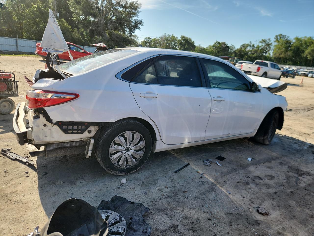 2015 Toyota Camry Le Белый vin: 4T1BF1FK0FU107620 Damage: Right Qtr Panel, Dent(S) W/ Paint Dmg, > 12 Inches