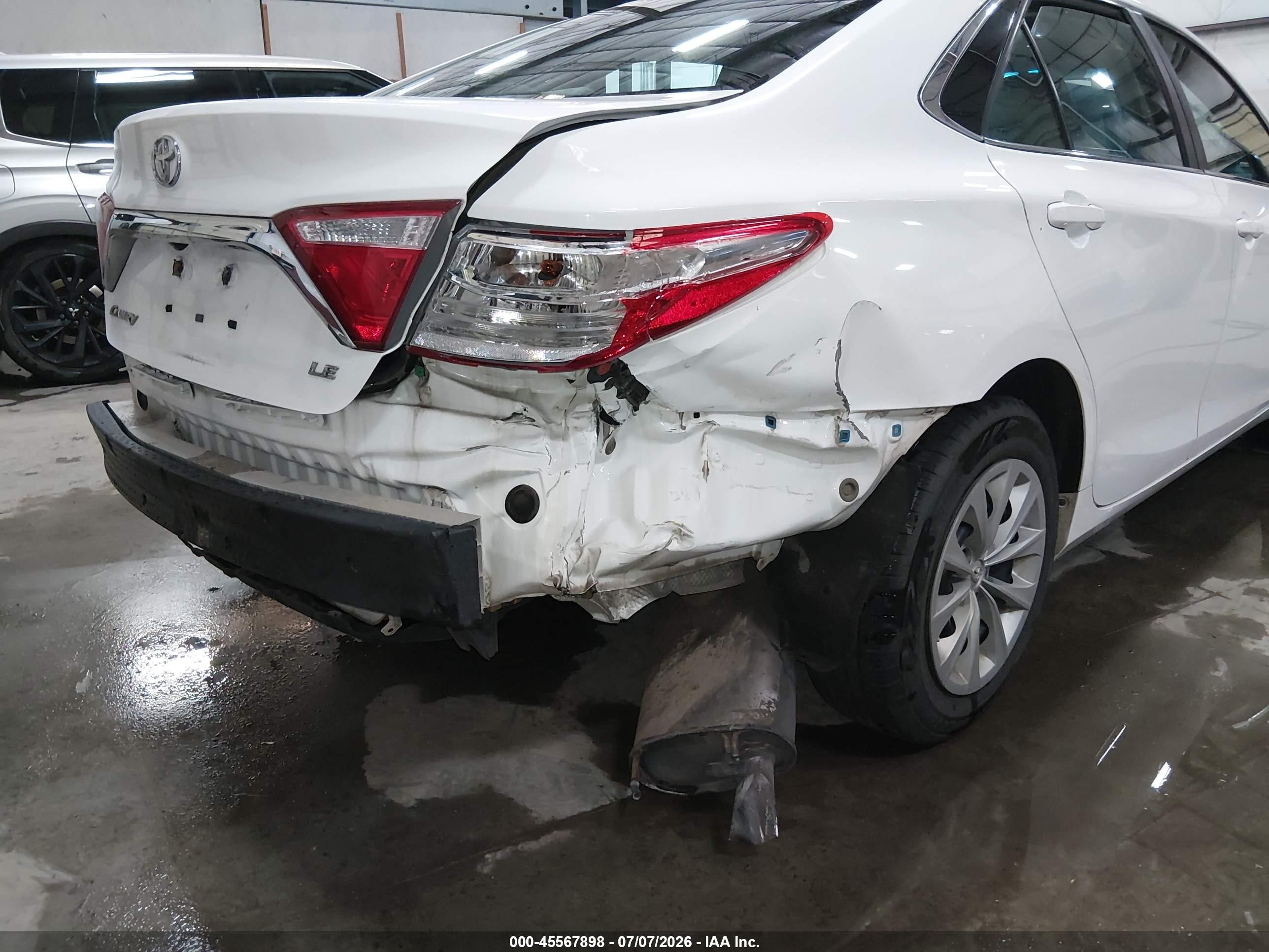 2015 Toyota Camry Le White vin: 4T1BF1FK0FU492838