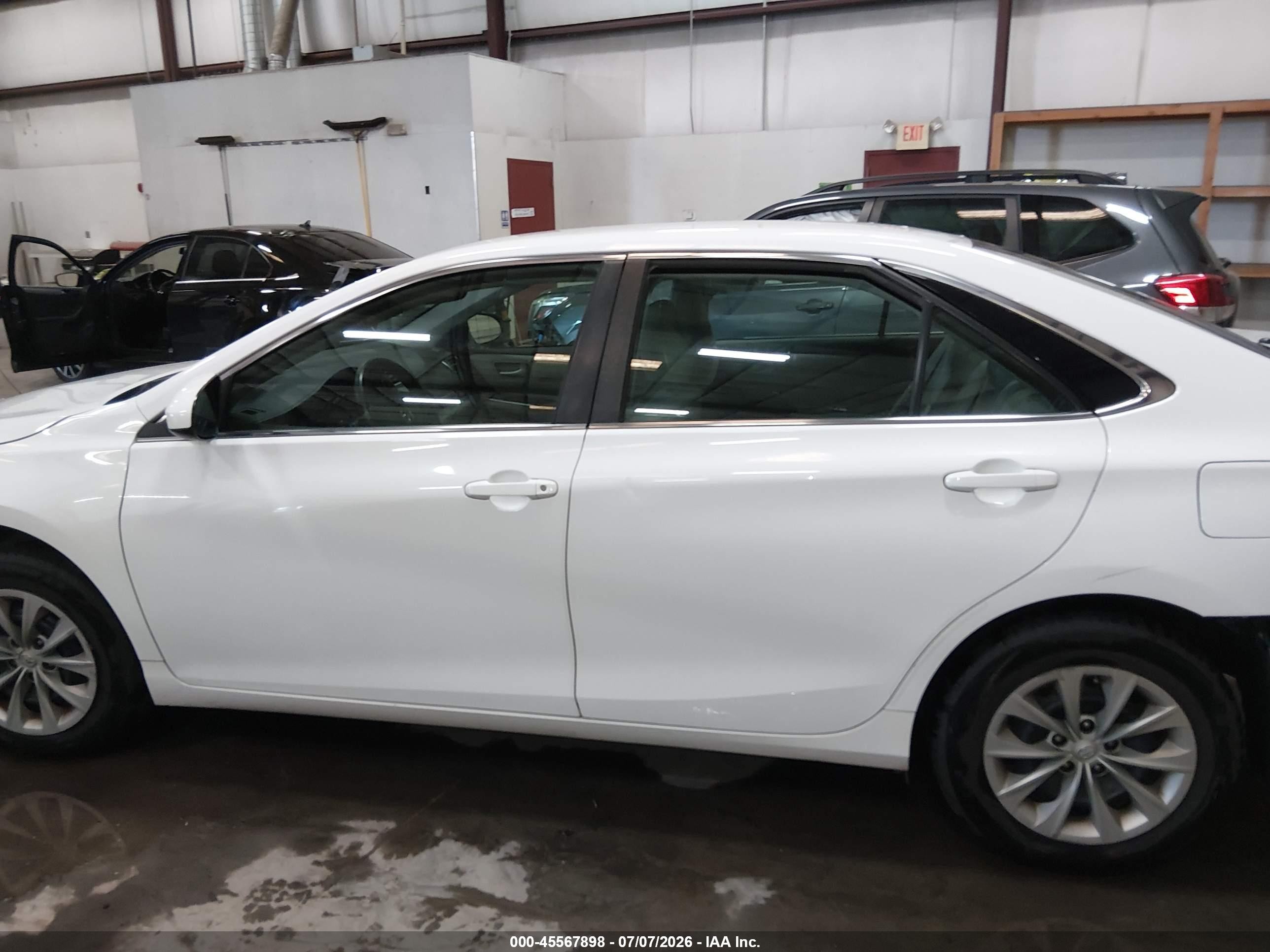 2015 Toyota Camry Le White vin: 4T1BF1FK0FU492838