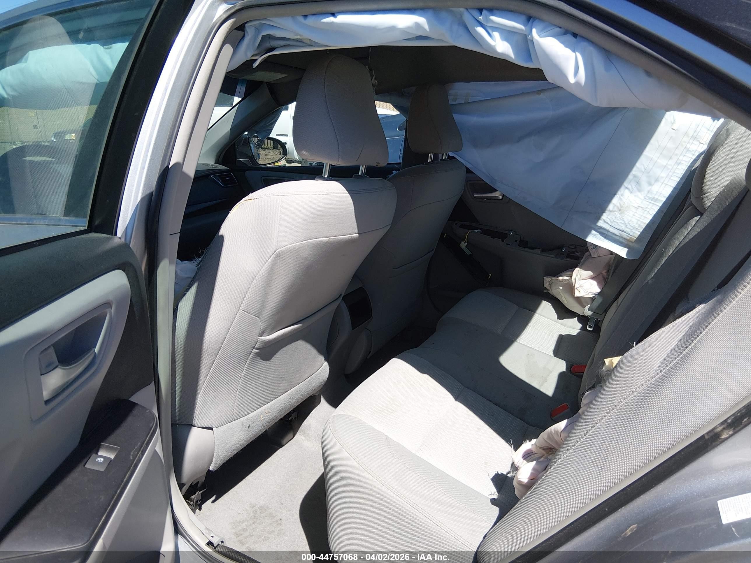 2015 Toyota Camry Le Серебряный vin: 4T1BF1FK0FU939636