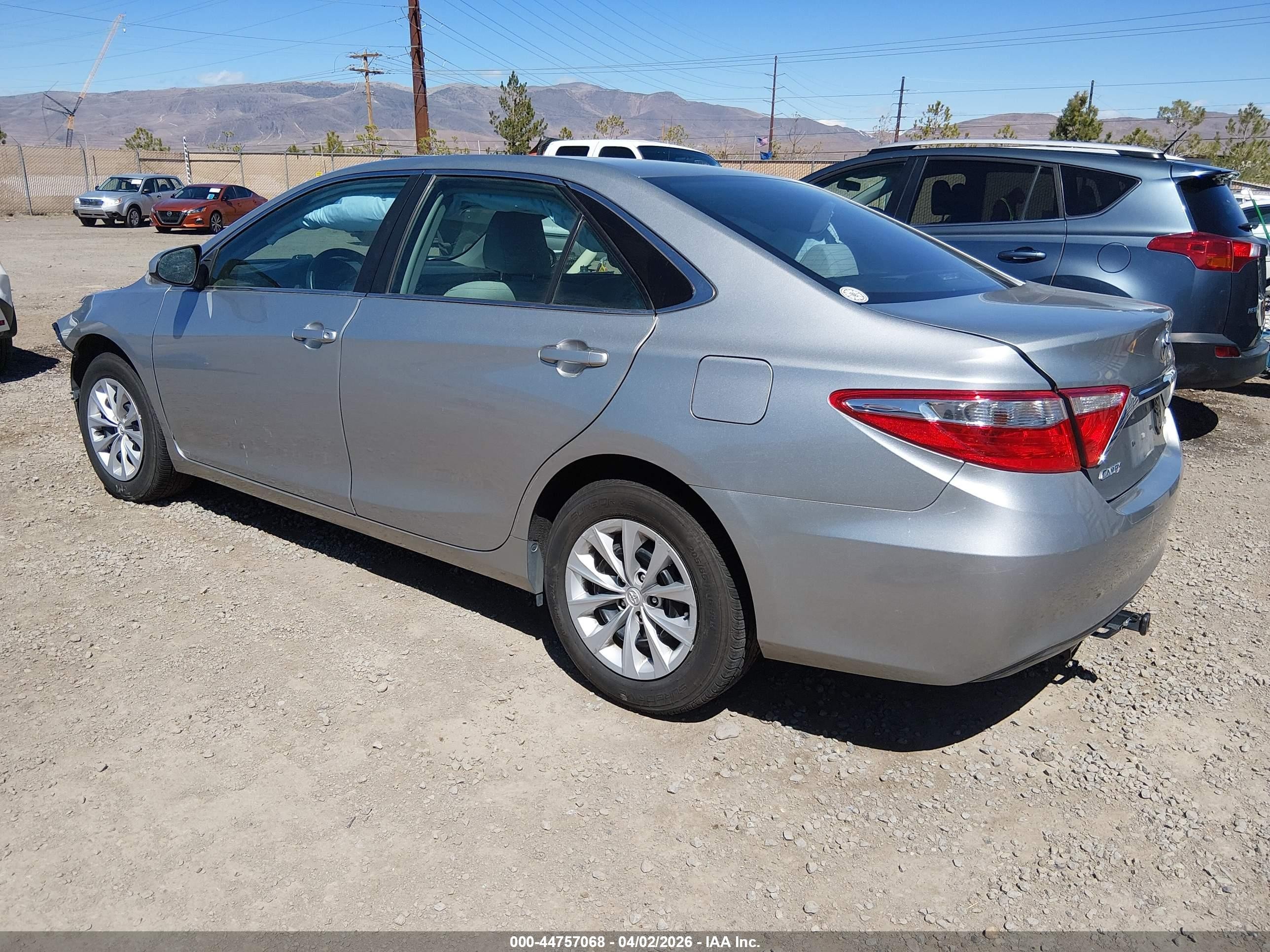 2015 Toyota Camry Le Серебряный vin: 4T1BF1FK0FU939636