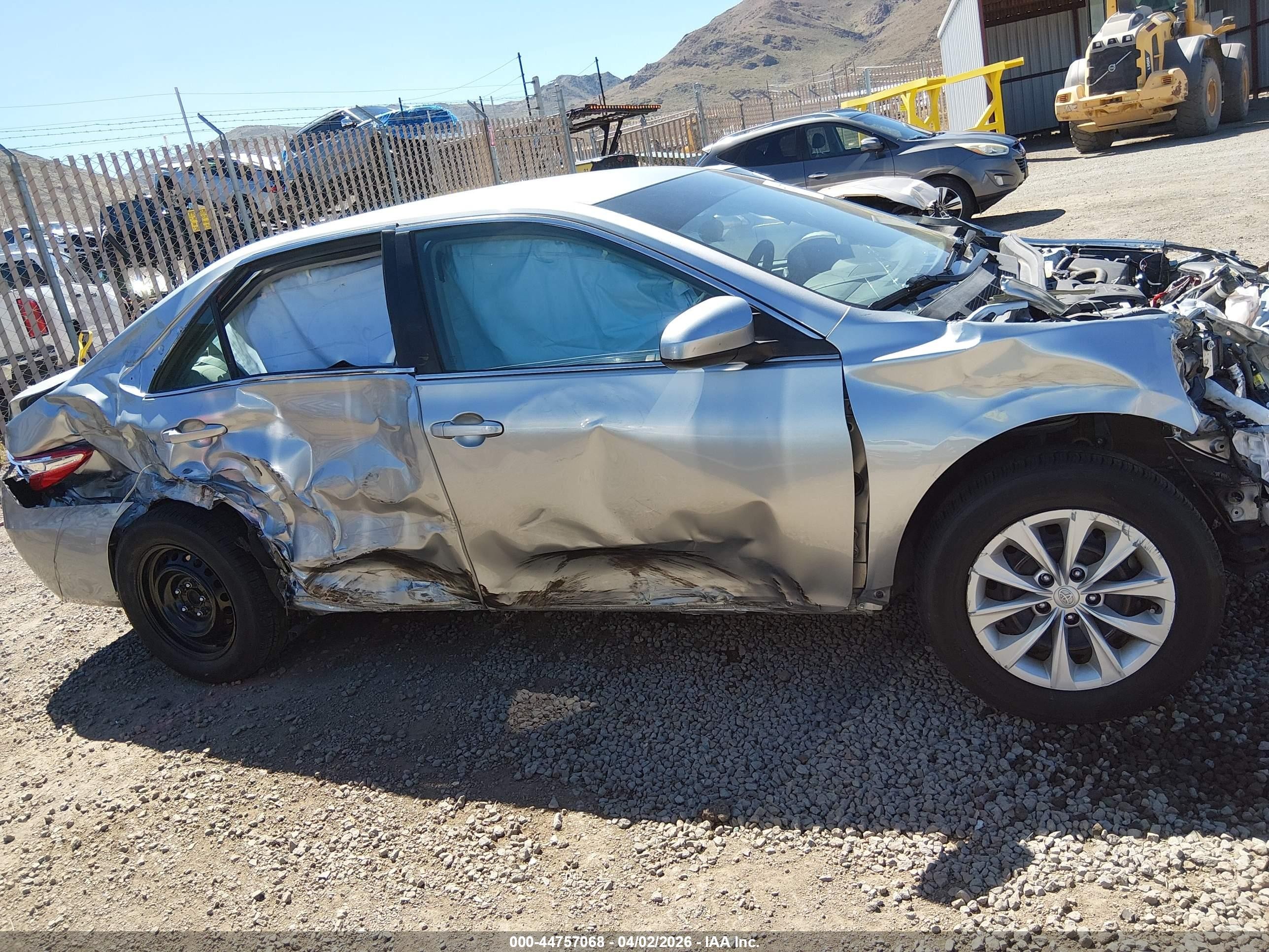 2015 Toyota Camry Le Серебряный vin: 4T1BF1FK0FU939636