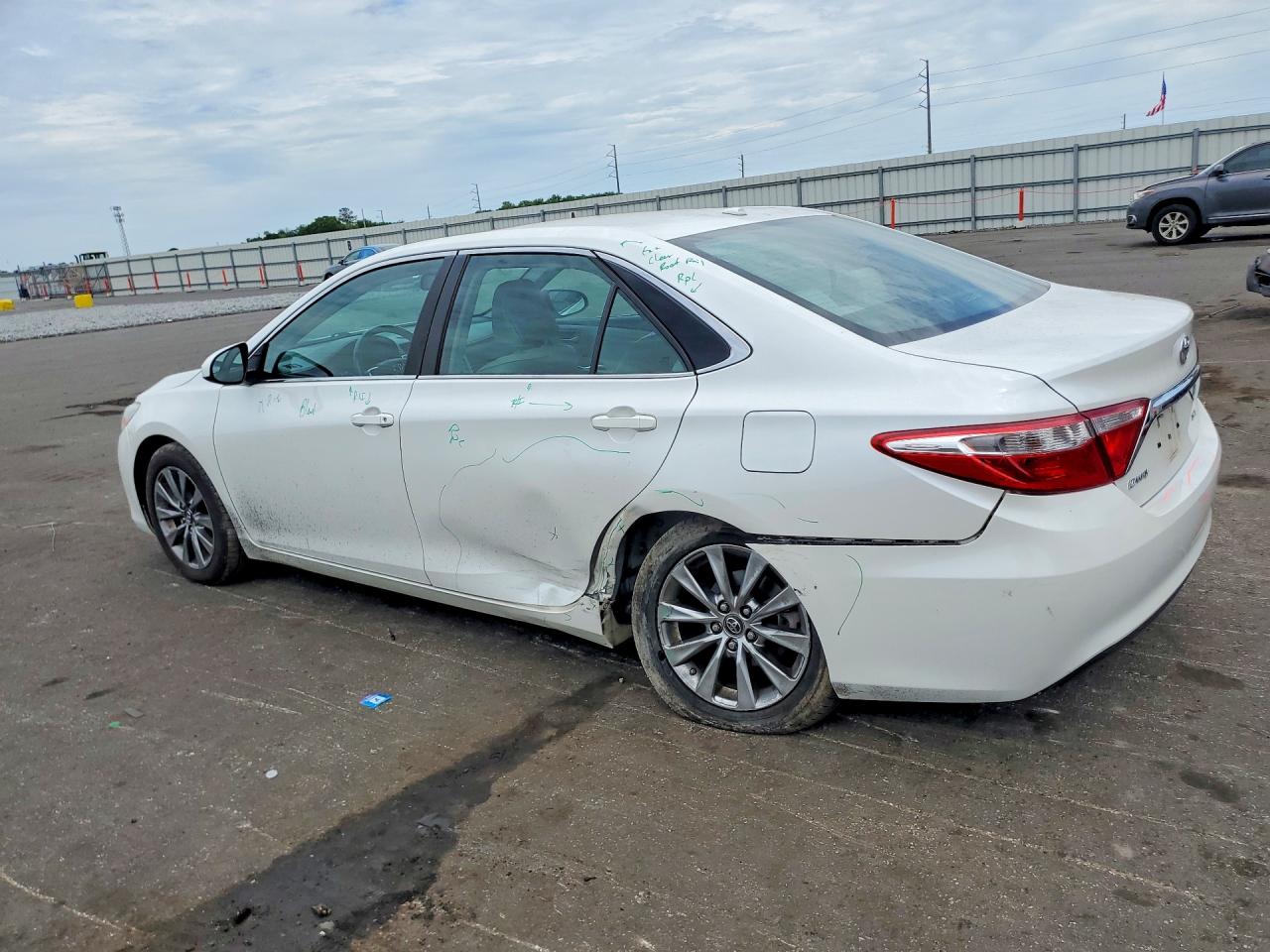 2016 Toyota Camry Xle White vin: 4T1BF1FK0GU579561