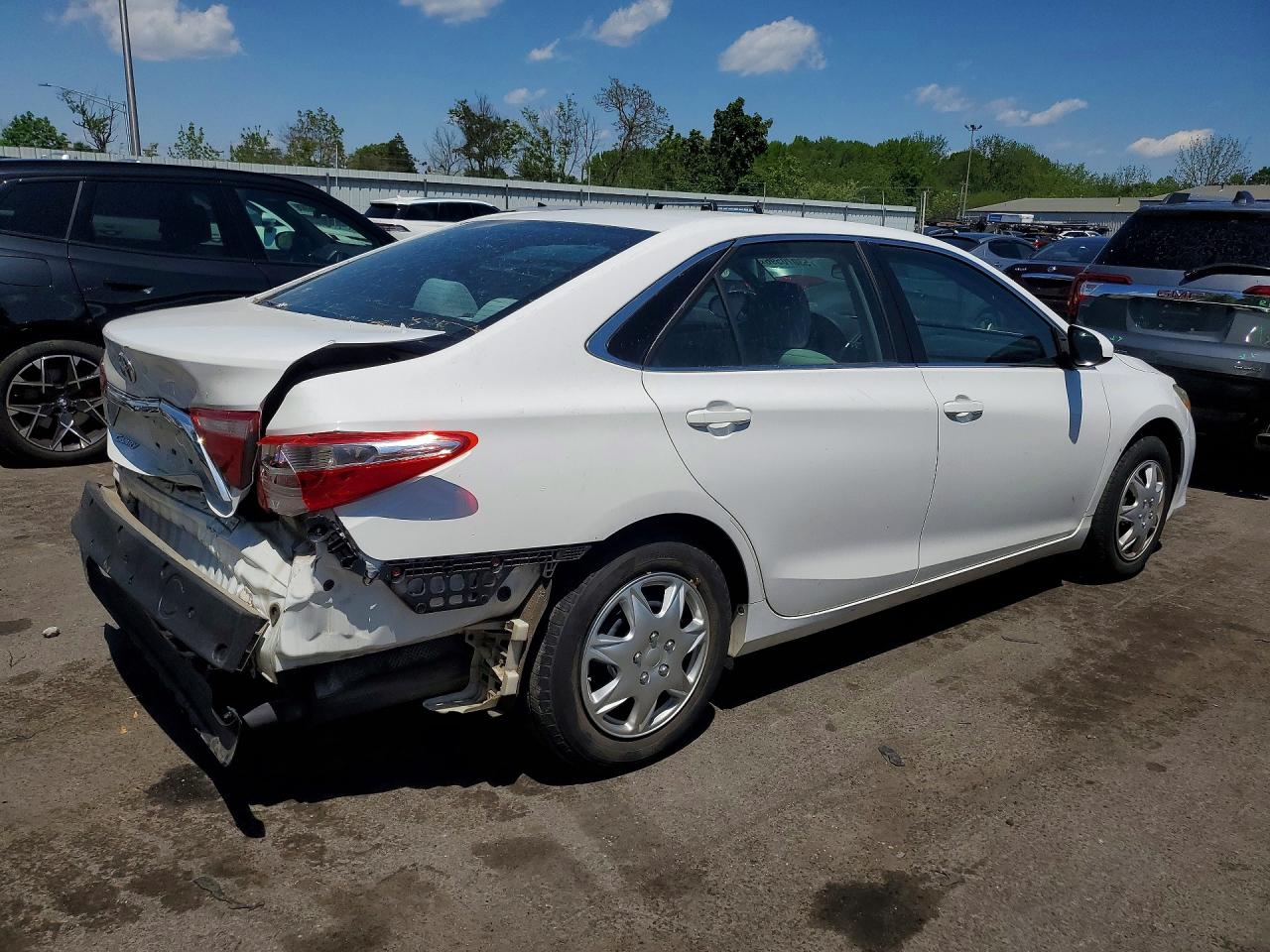 2017 Toyota Camry Le White vin: 4T1BF1FK0HU294117