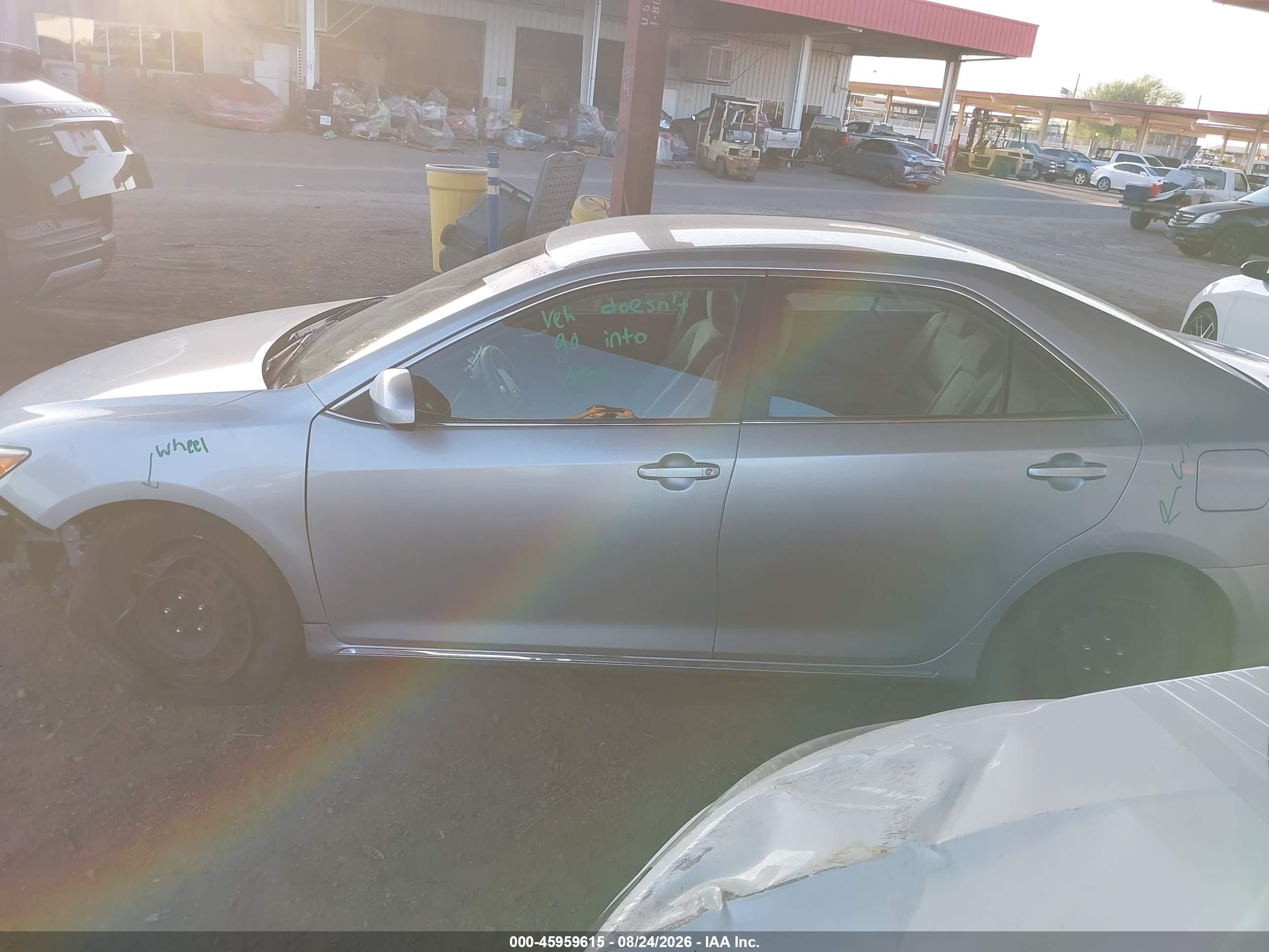 2014 Toyota Camry Le Серебряный vin: 4T1BF1FK1EU407553