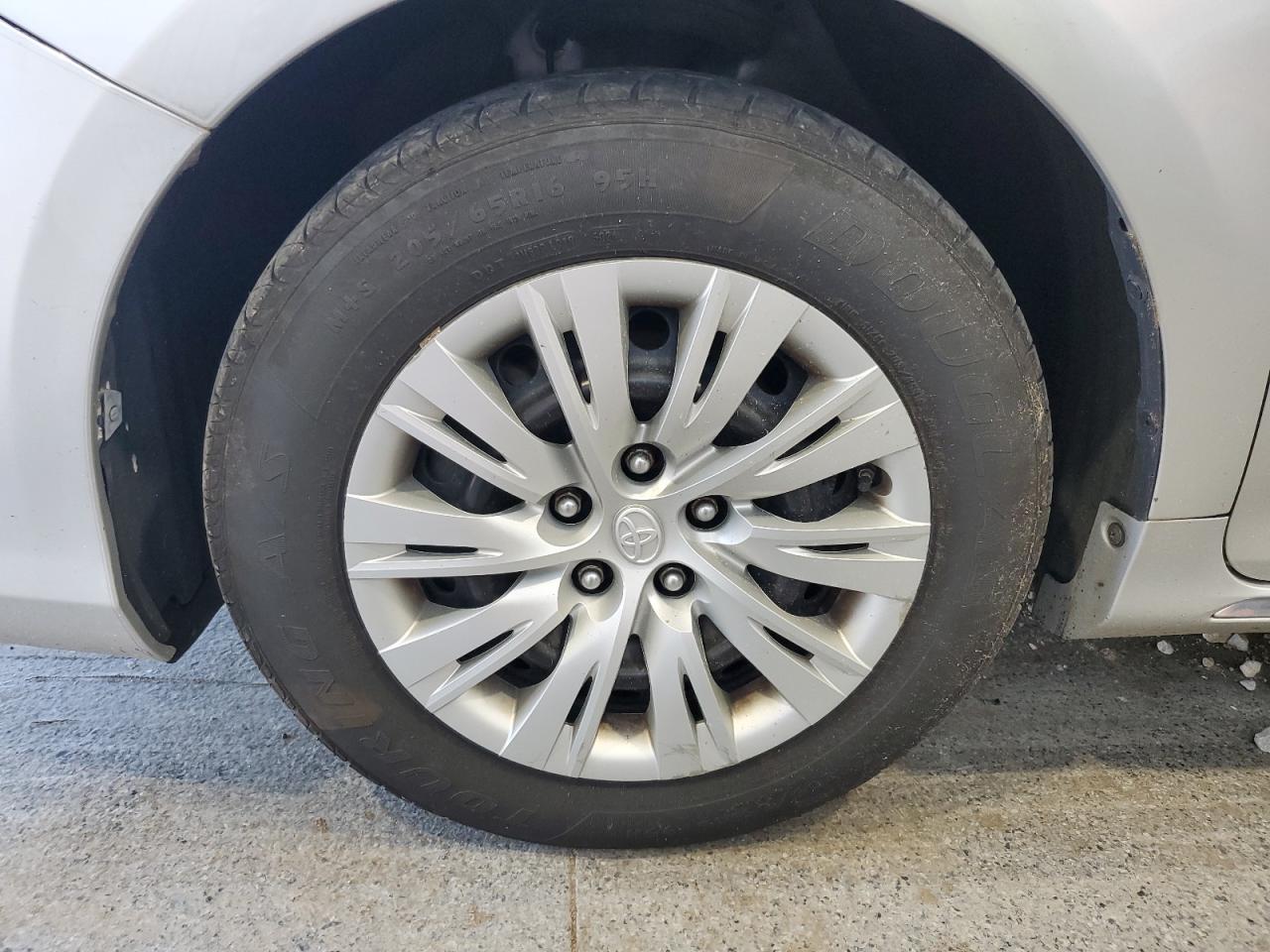 2014 Toyota Camry Le Серебряный vin: 4T1BF1FK1EU423879 Damage: Left Front Wheel Cover, Curb Rash, 1 To 2 Inches