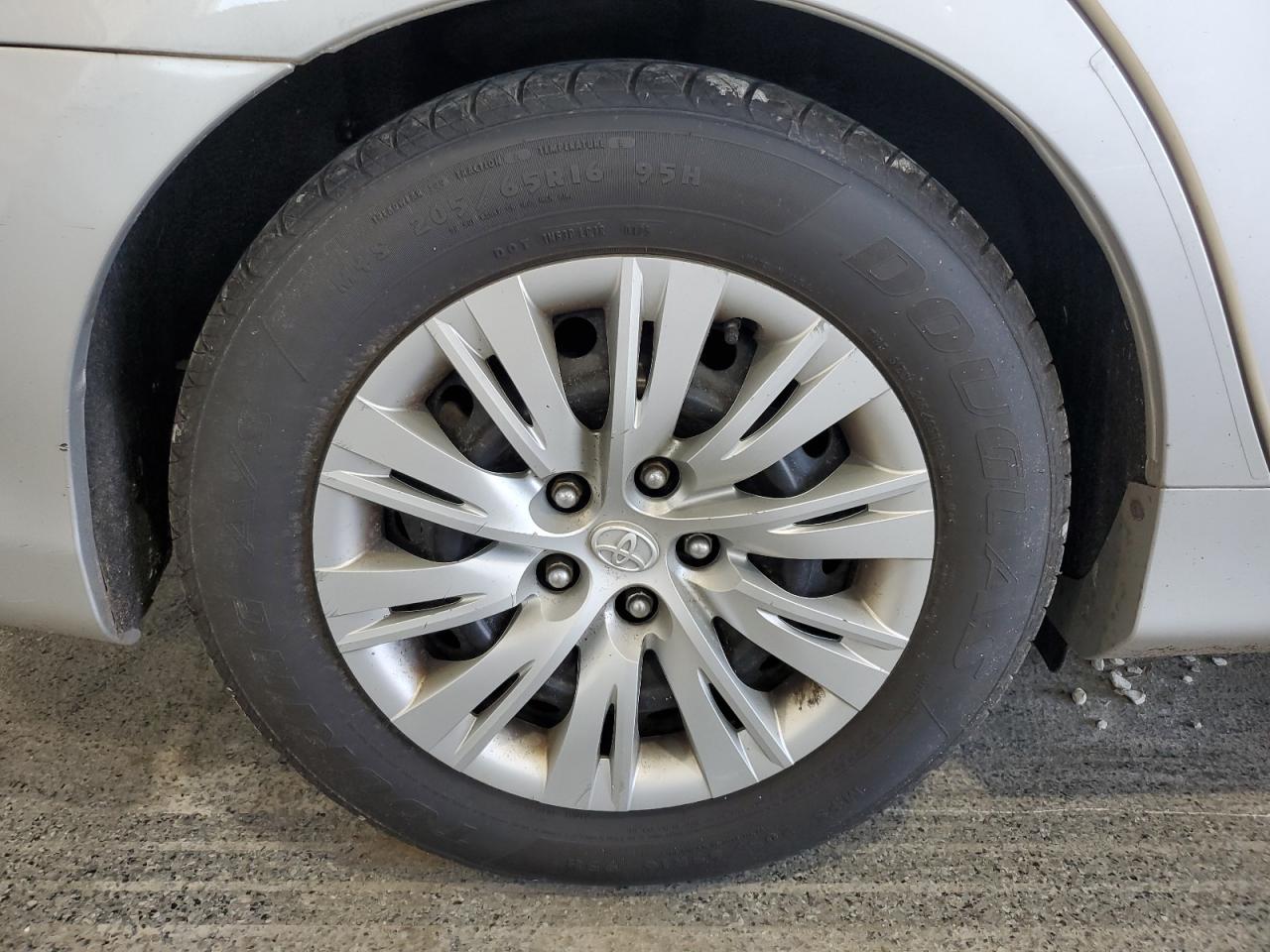 2014 Toyota Camry Le Серебряный vin: 4T1BF1FK1EU423879 Damage: Right Rear Wheel Cover, Curb Rash, 2 To 3 Inches