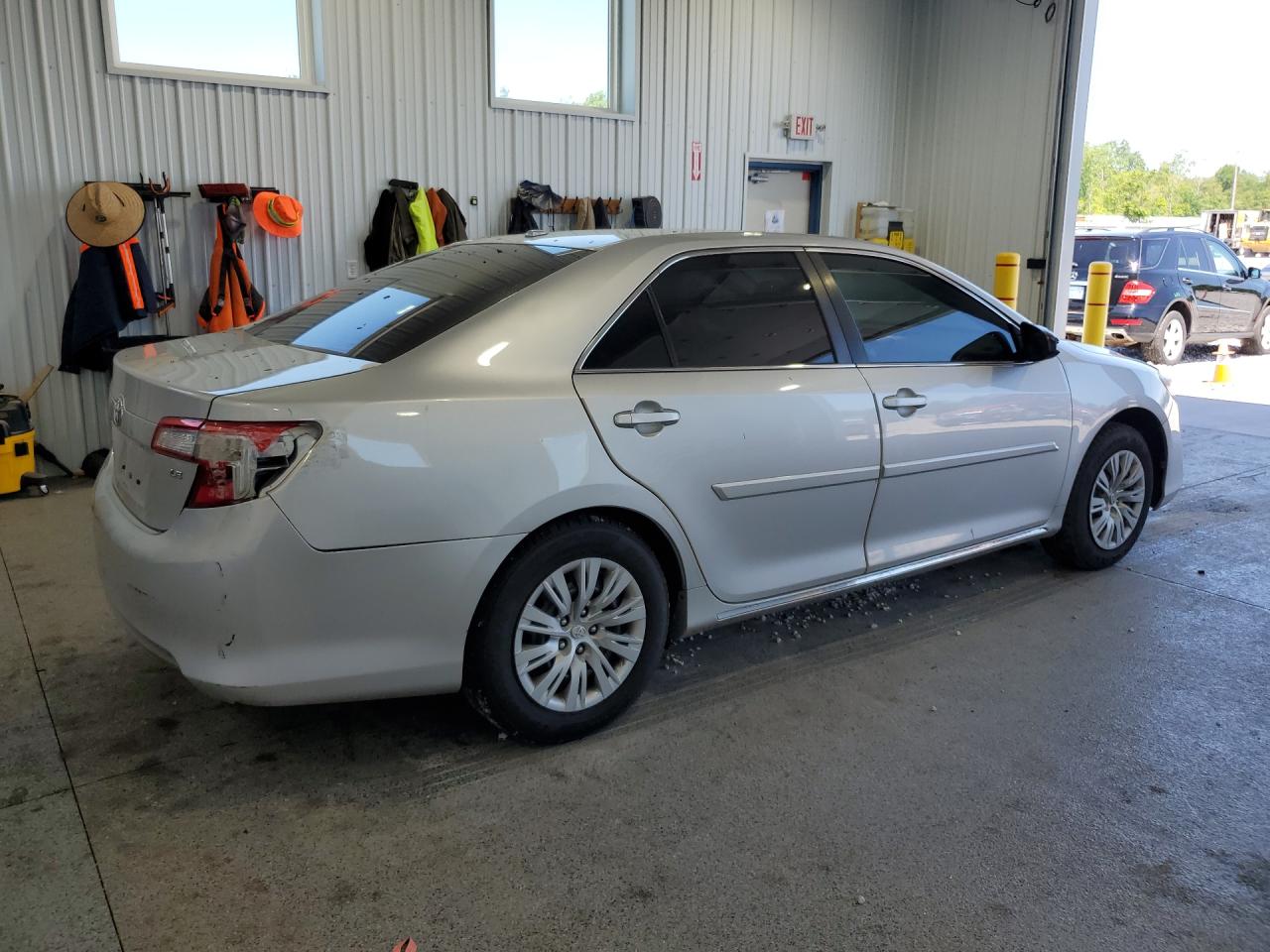 2014 Toyota Camry Le Серебряный vin: 4T1BF1FK1EU423879 Damage: Right Tail Light, Broken, Replacement Required