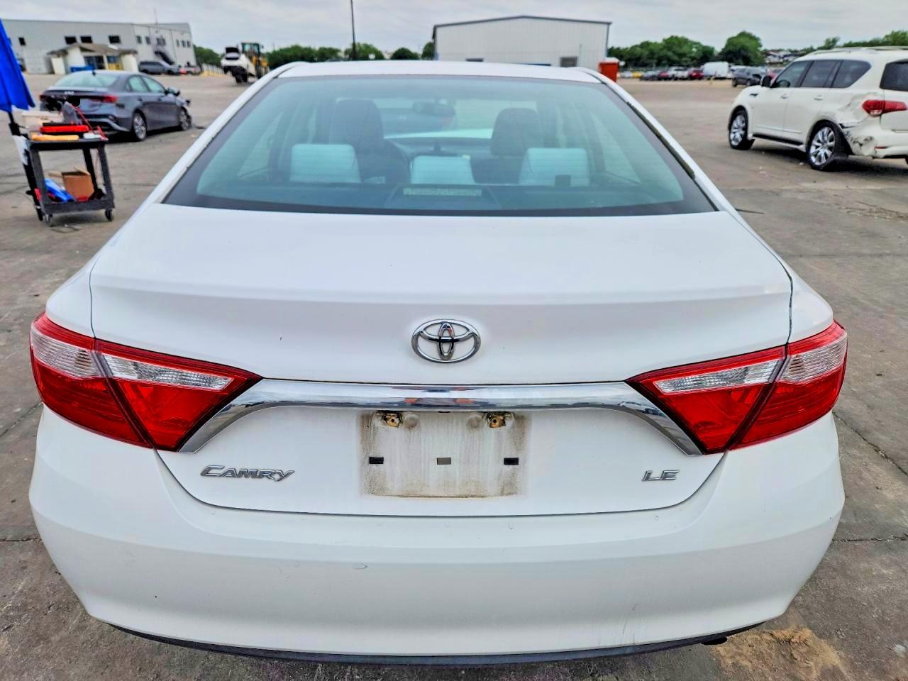 2015 Toyota Camry Le White vin: 4T1BF1FK1FU034077