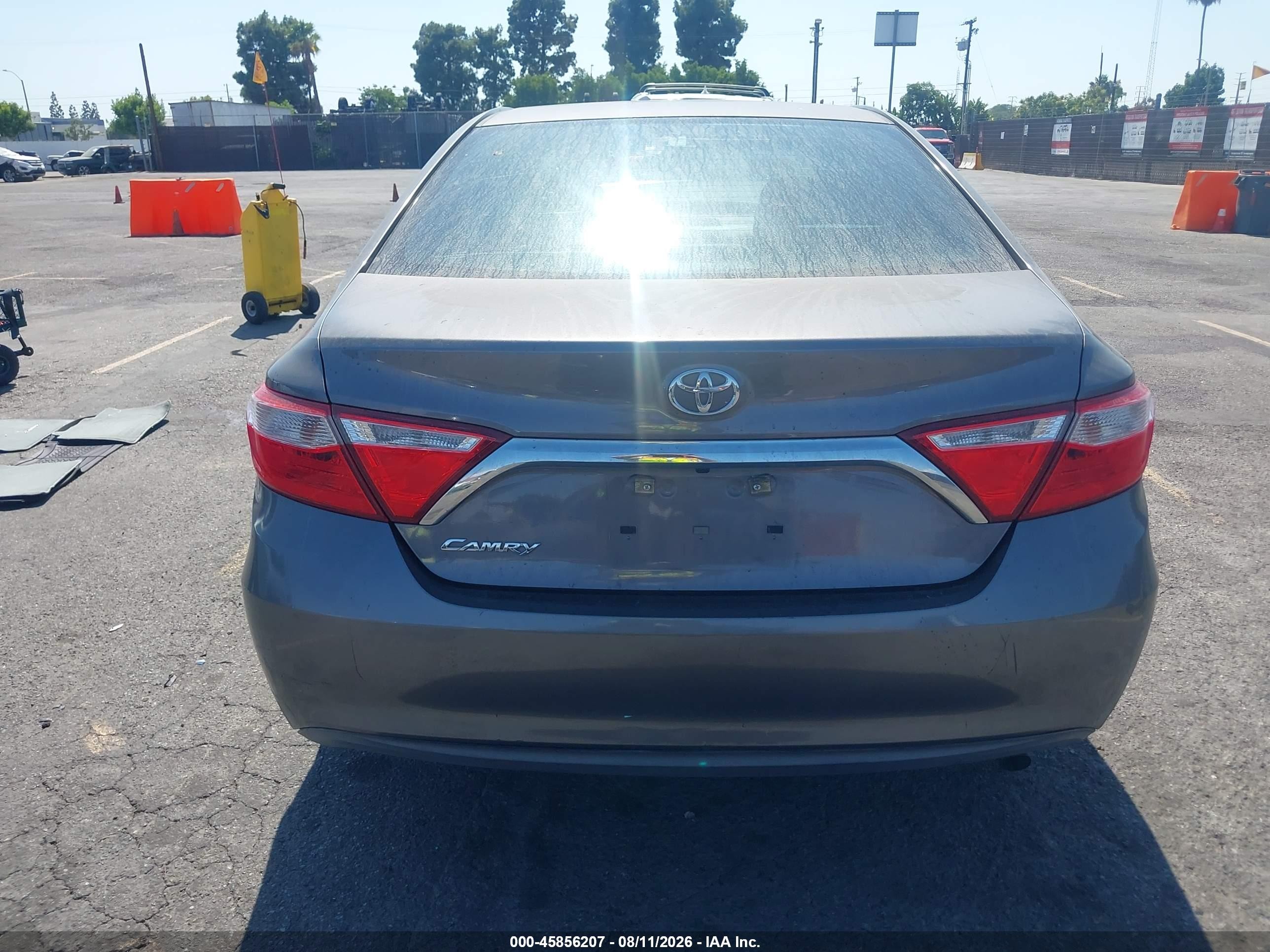 2015 Toyota Camry Le Gray vin: 4T1BF1FK1FU040381