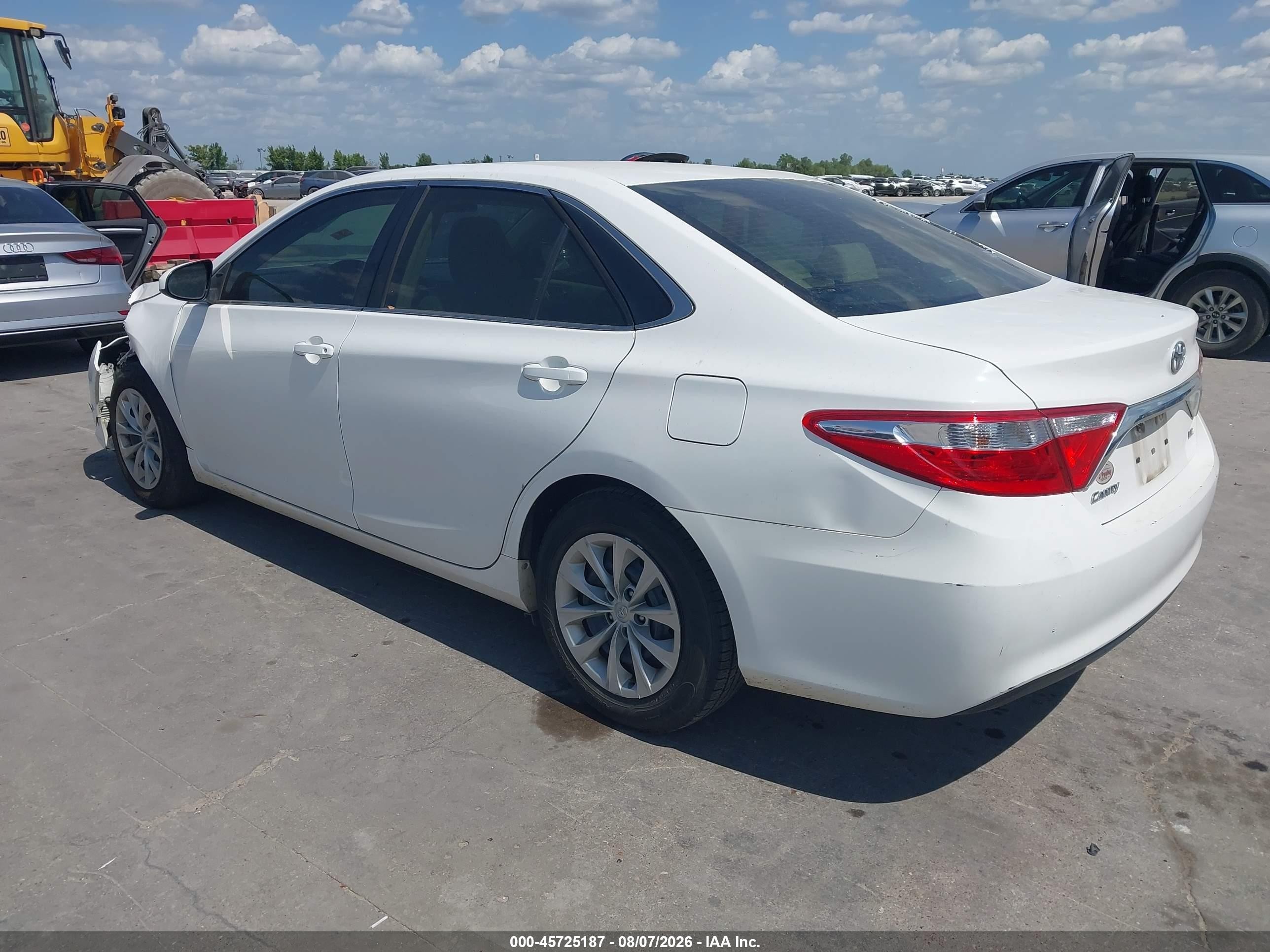 2015 Toyota Camry Le White vin: 4T1BF1FK1FU067824