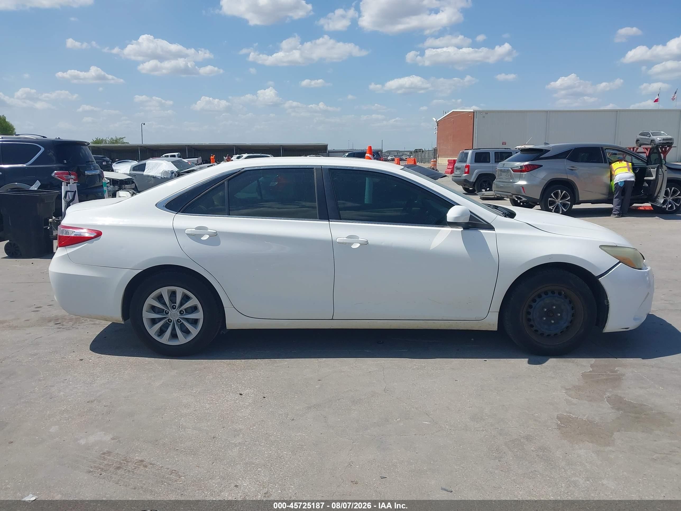 2015 Toyota Camry Le White vin: 4T1BF1FK1FU067824