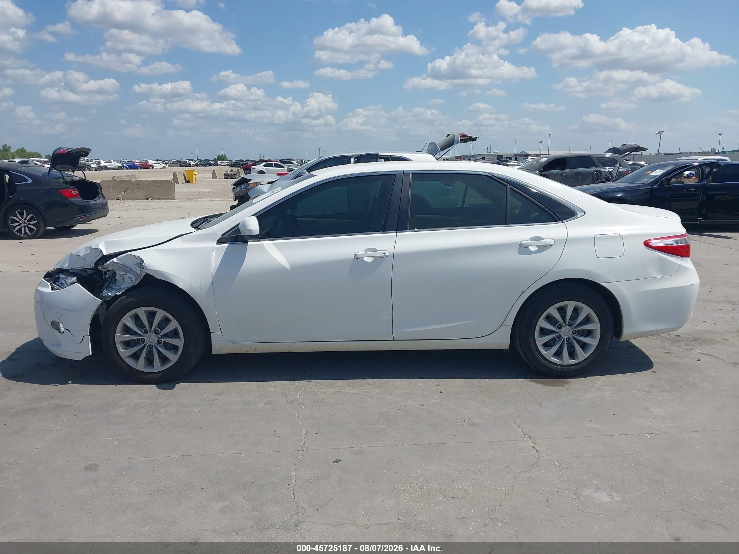 2015 Toyota Camry Le White vin: 4T1BF1FK1FU067824