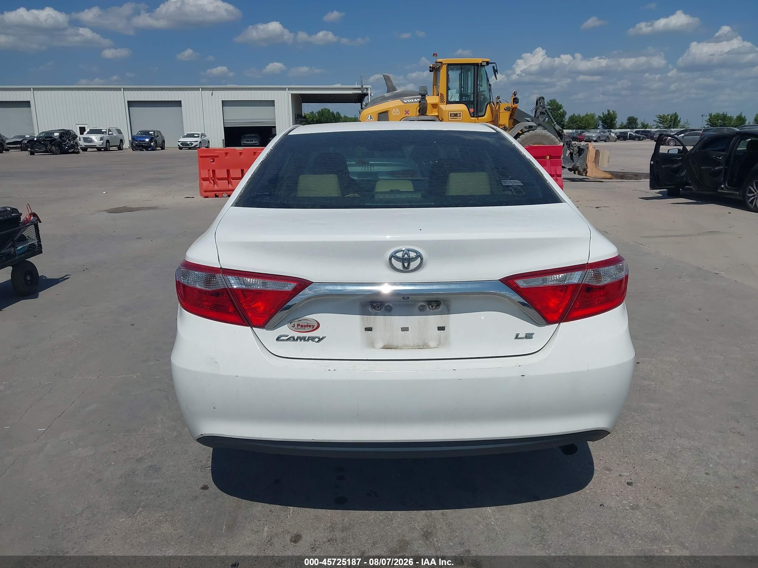 2015 Toyota Camry Le White vin: 4T1BF1FK1FU067824