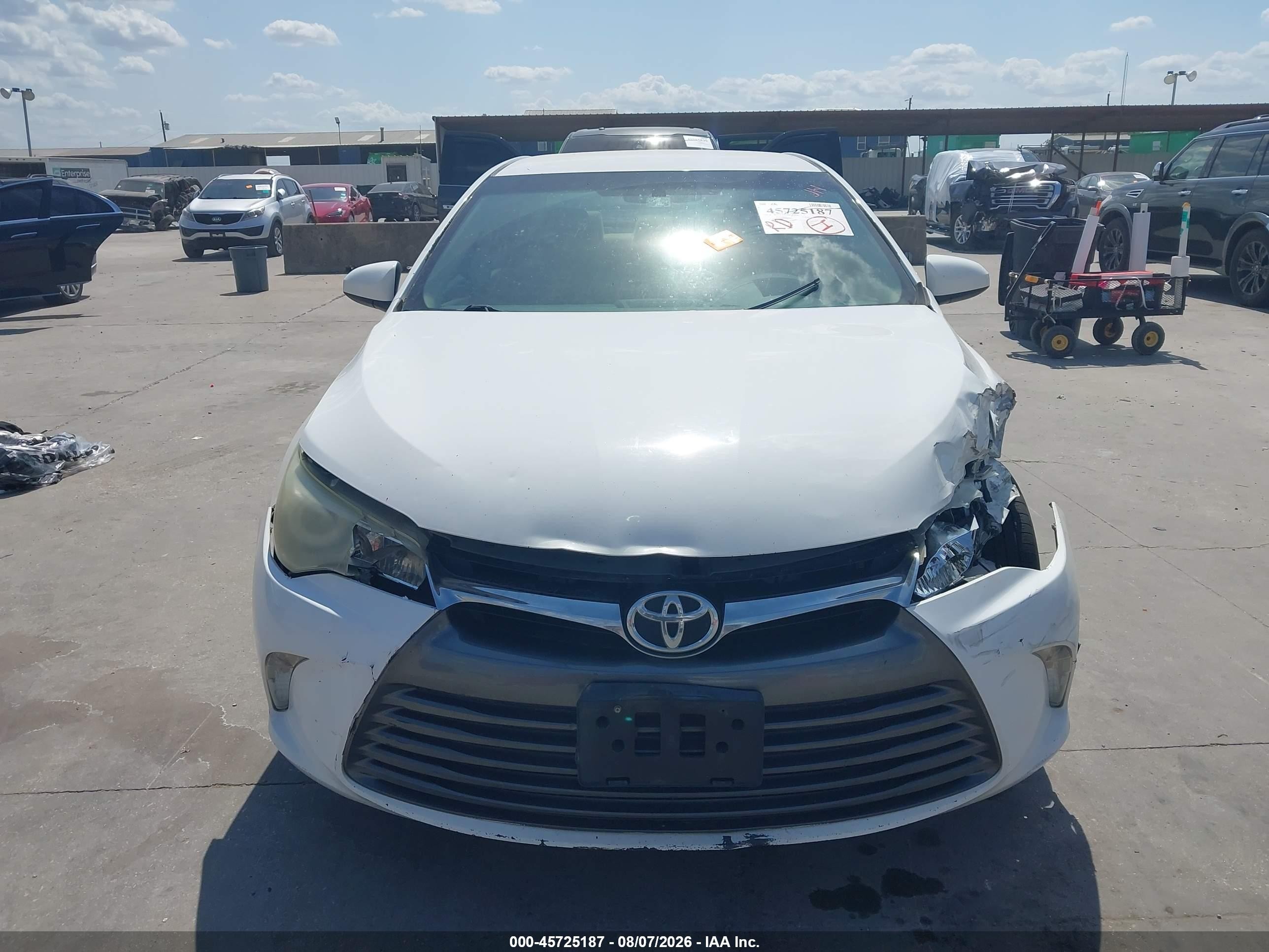 2015 Toyota Camry Le White vin: 4T1BF1FK1FU067824