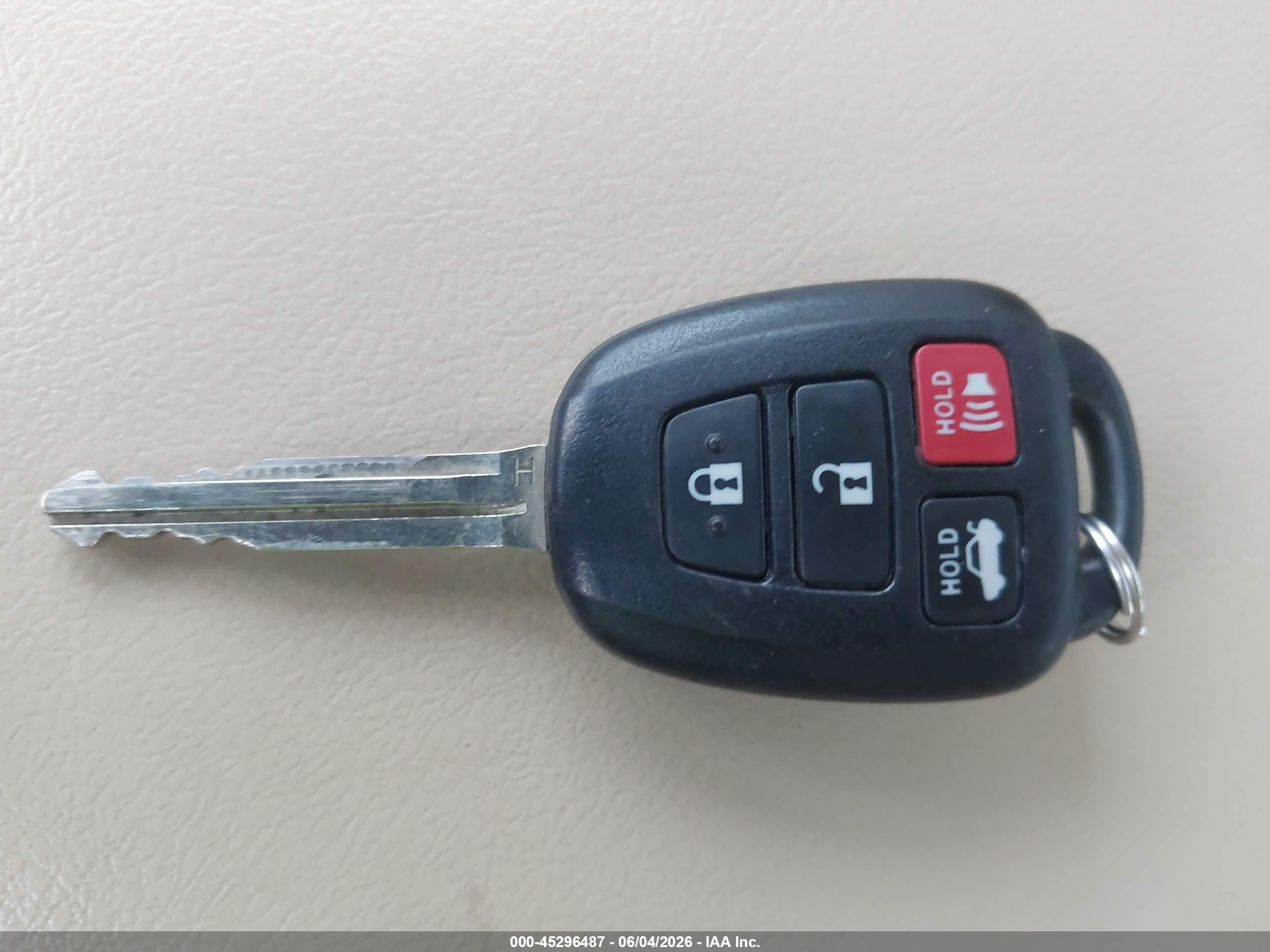 2015 Toyota Camry Le Серебряный vin: 4T1BF1FK1FU083120