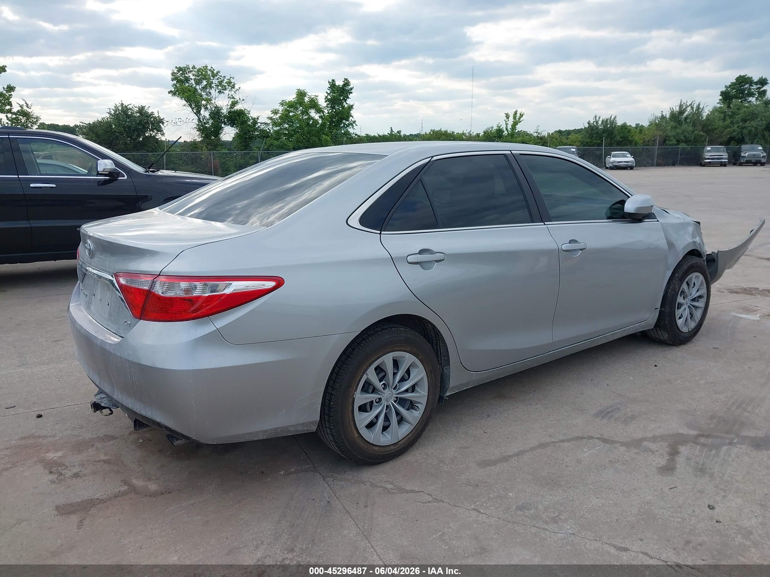2015 Toyota Camry Le Серебряный vin: 4T1BF1FK1FU083120