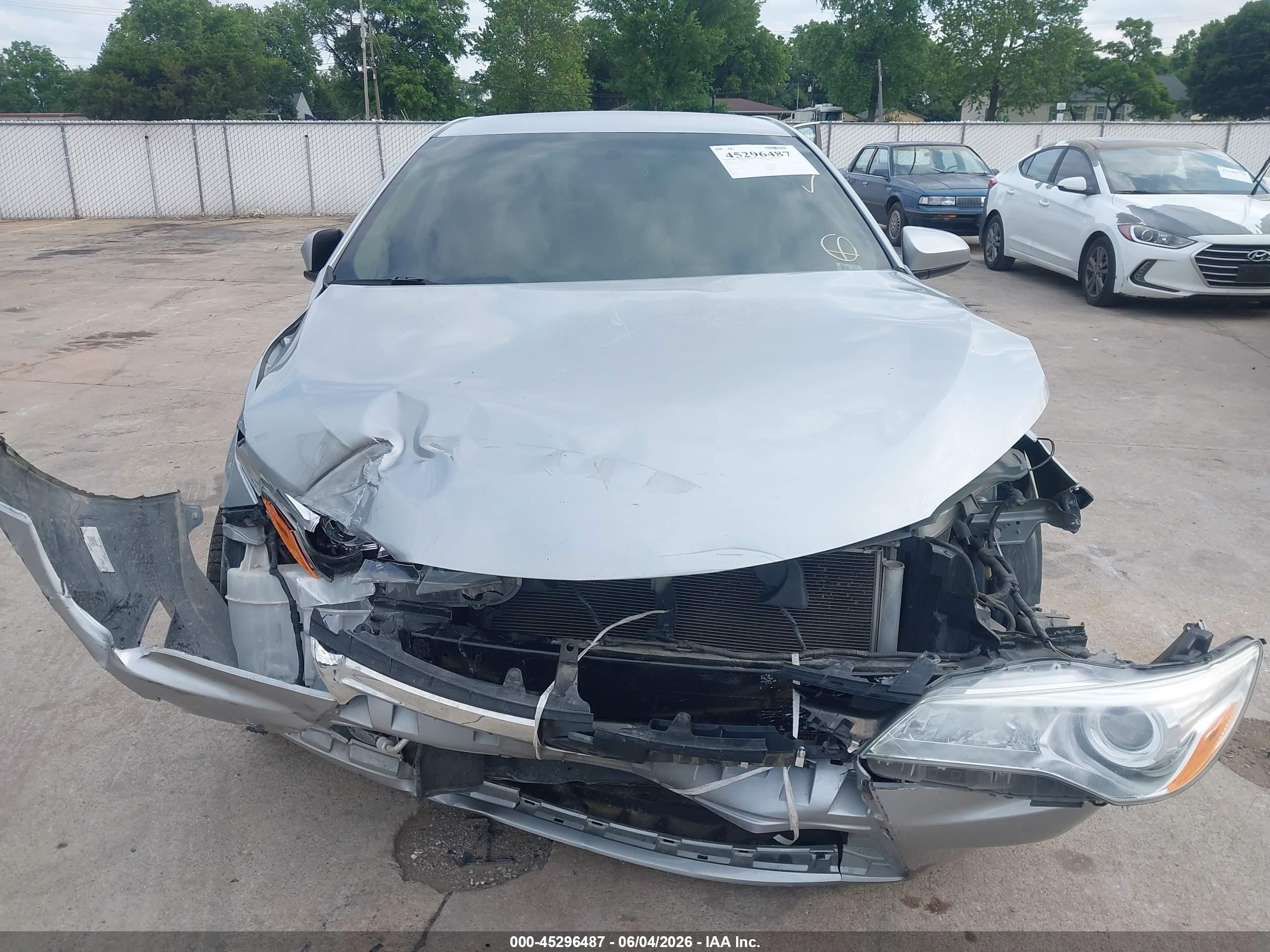 2015 Toyota Camry Le Серебряный vin: 4T1BF1FK1FU083120