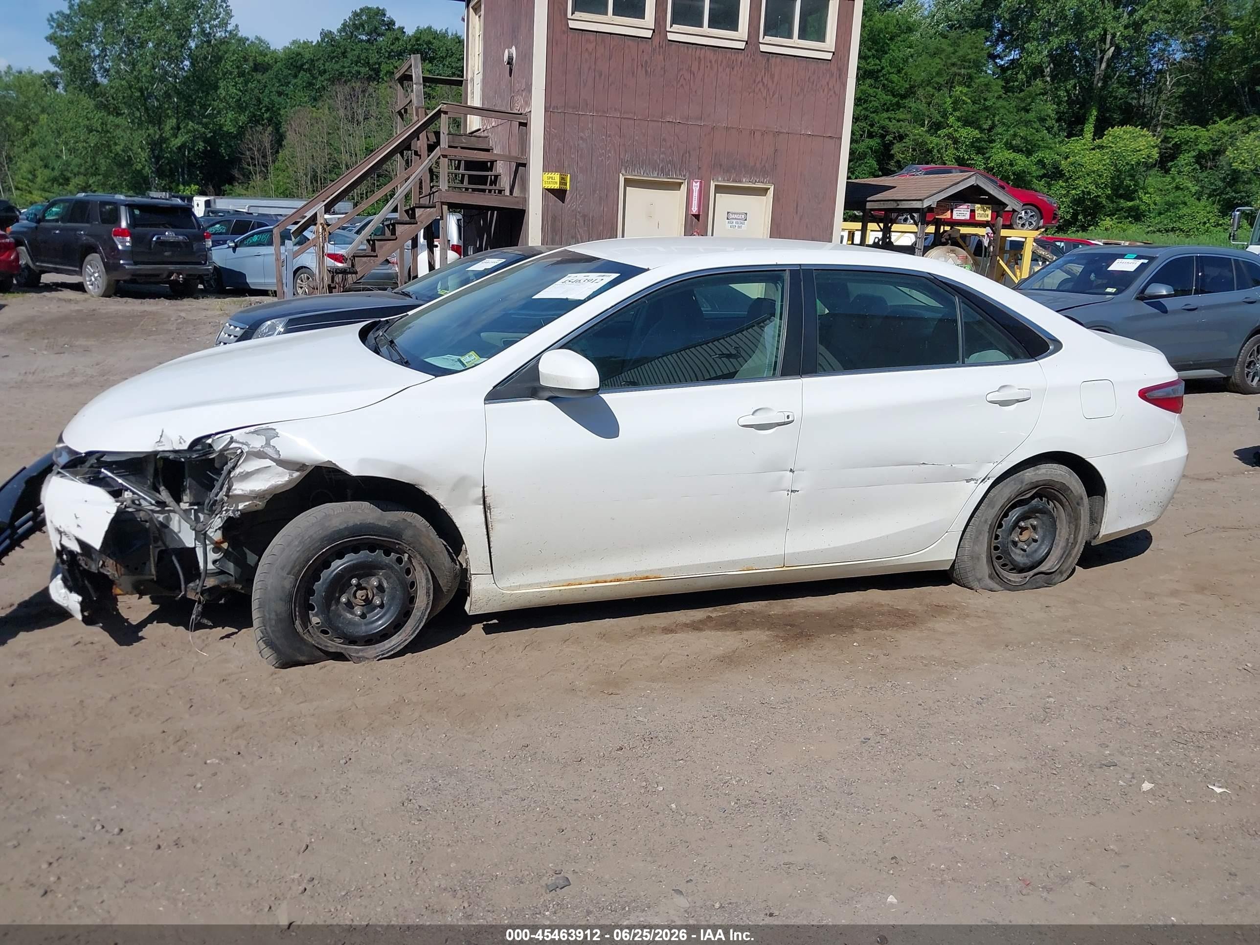 2015 Toyota Camry Le White vin: 4T1BF1FK1FU085160