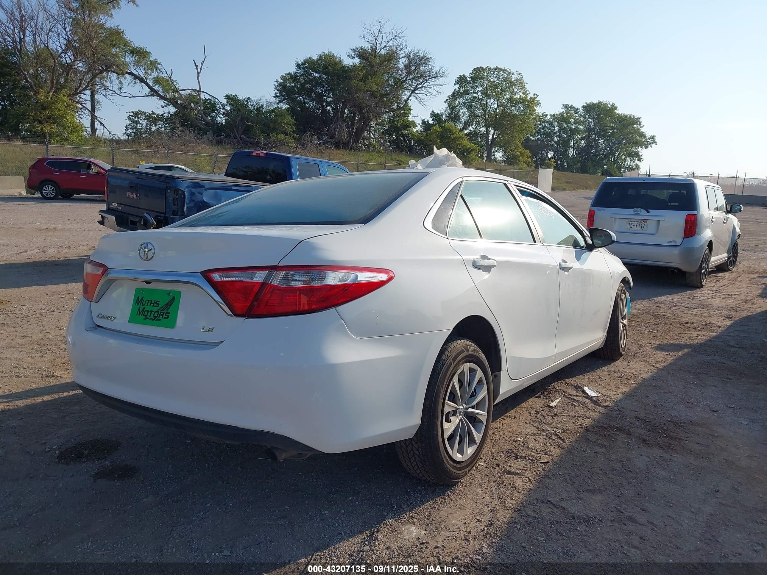 2015 Toyota Camry Le White vin: 4T1BF1FK1FU097342