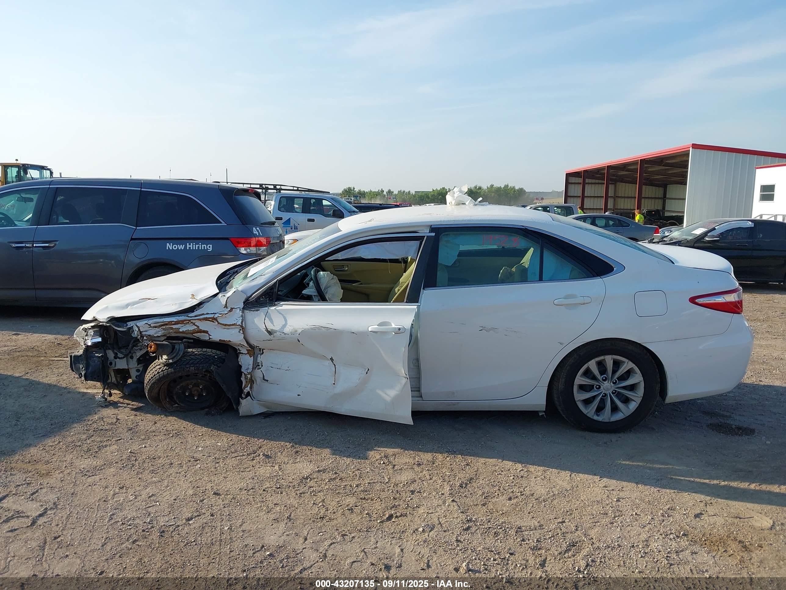 2015 Toyota Camry Le White vin: 4T1BF1FK1FU097342
