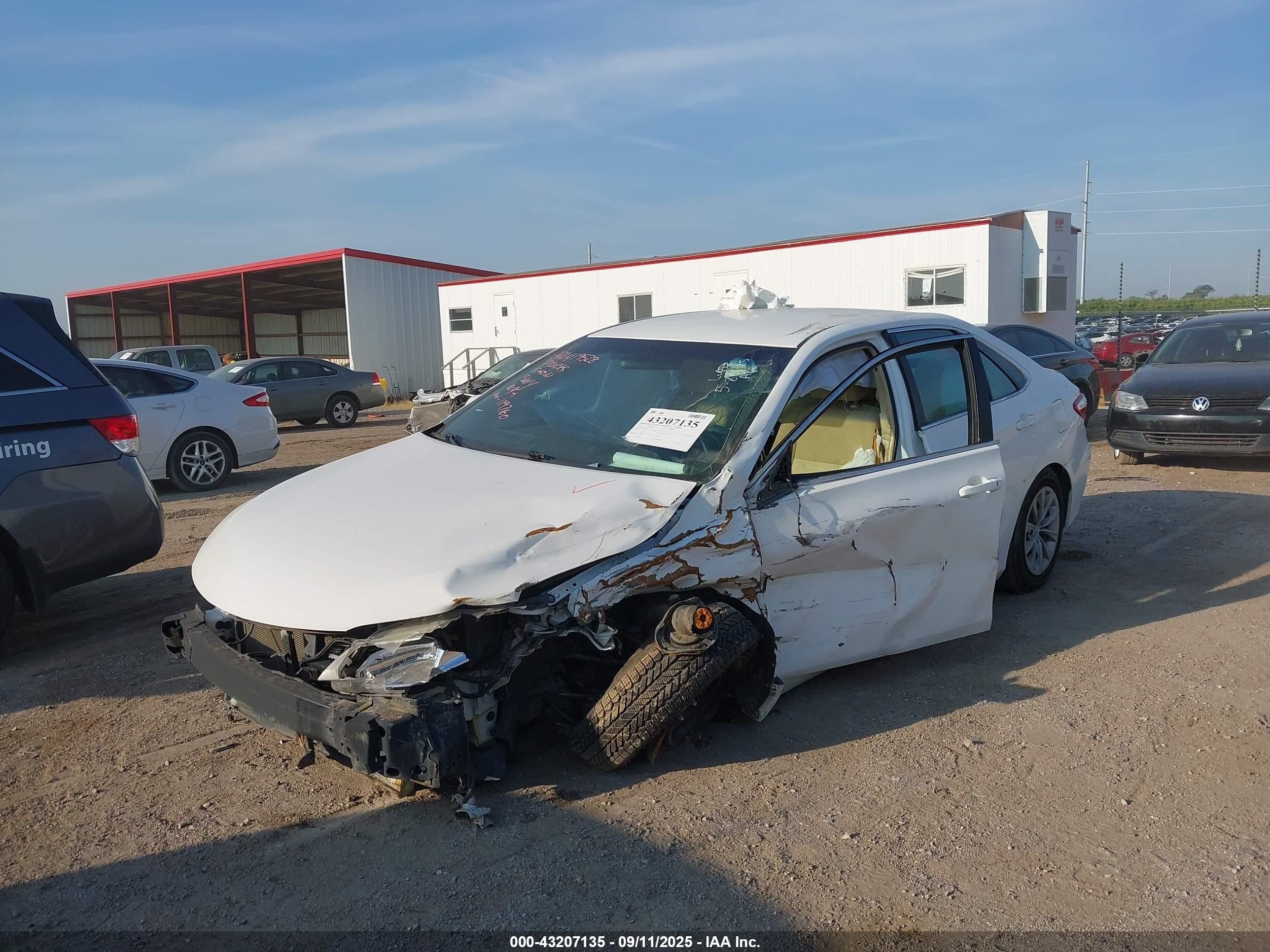 2015 Toyota Camry Le White vin: 4T1BF1FK1FU097342