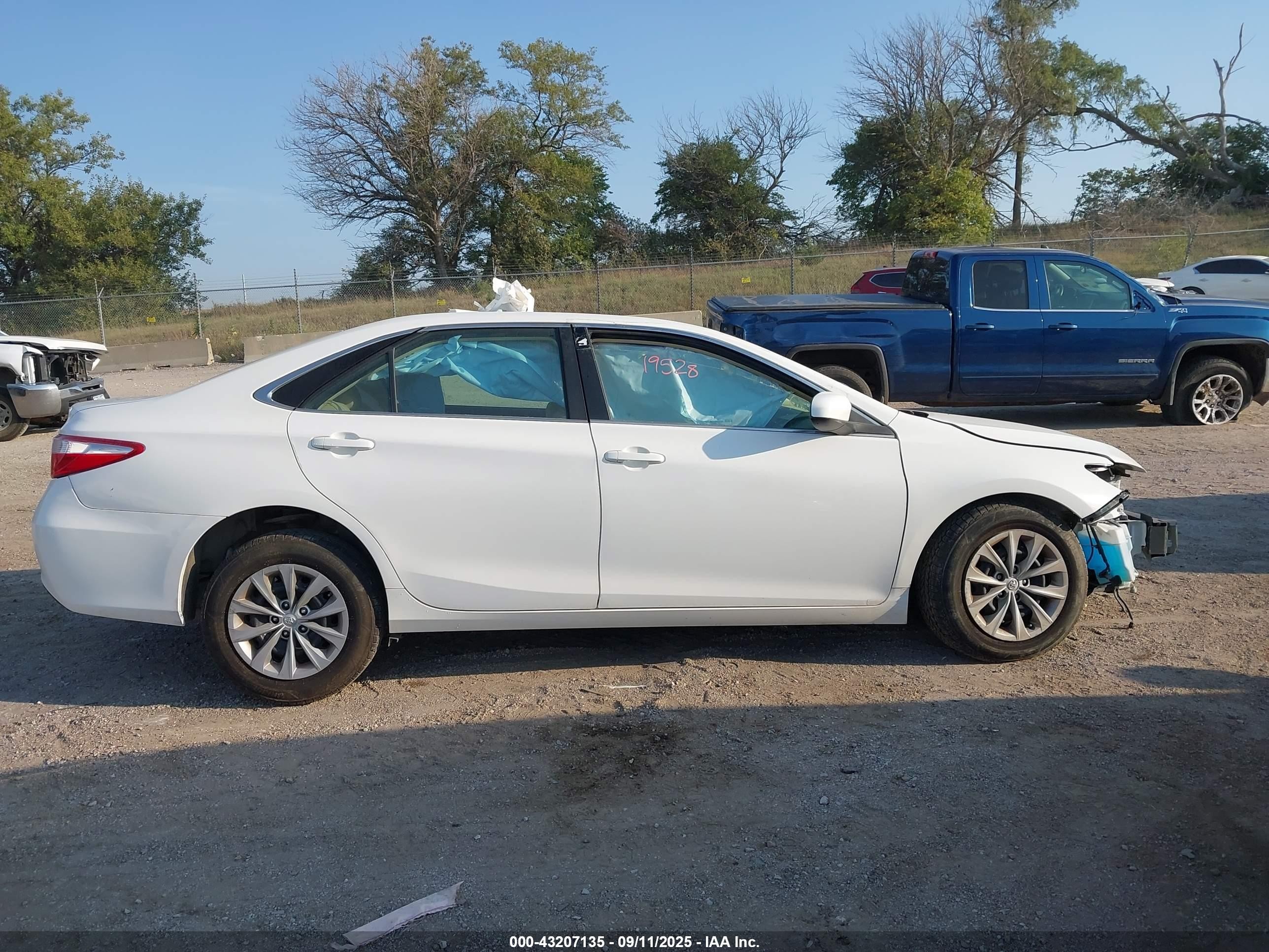 2015 Toyota Camry Le White vin: 4T1BF1FK1FU097342