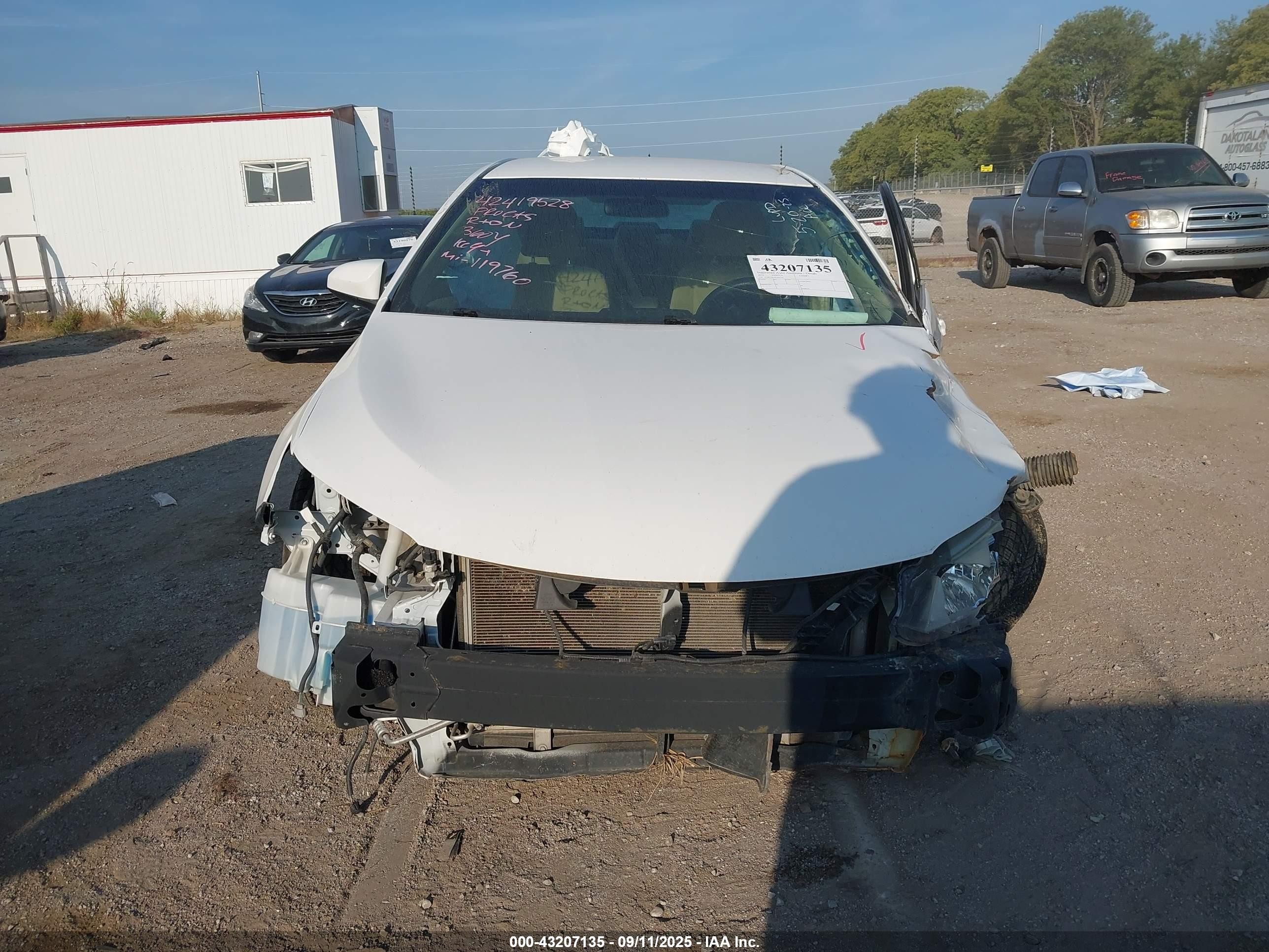 2015 Toyota Camry Le White vin: 4T1BF1FK1FU097342