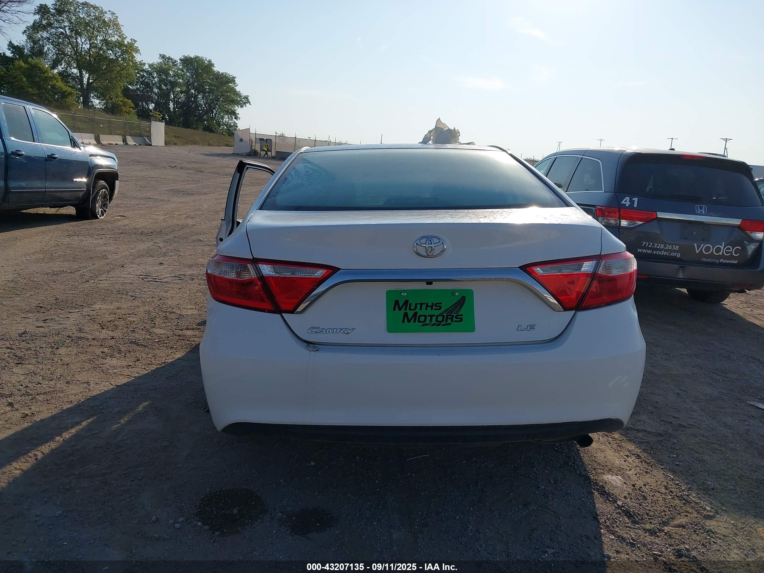 2015 Toyota Camry Le White vin: 4T1BF1FK1FU097342