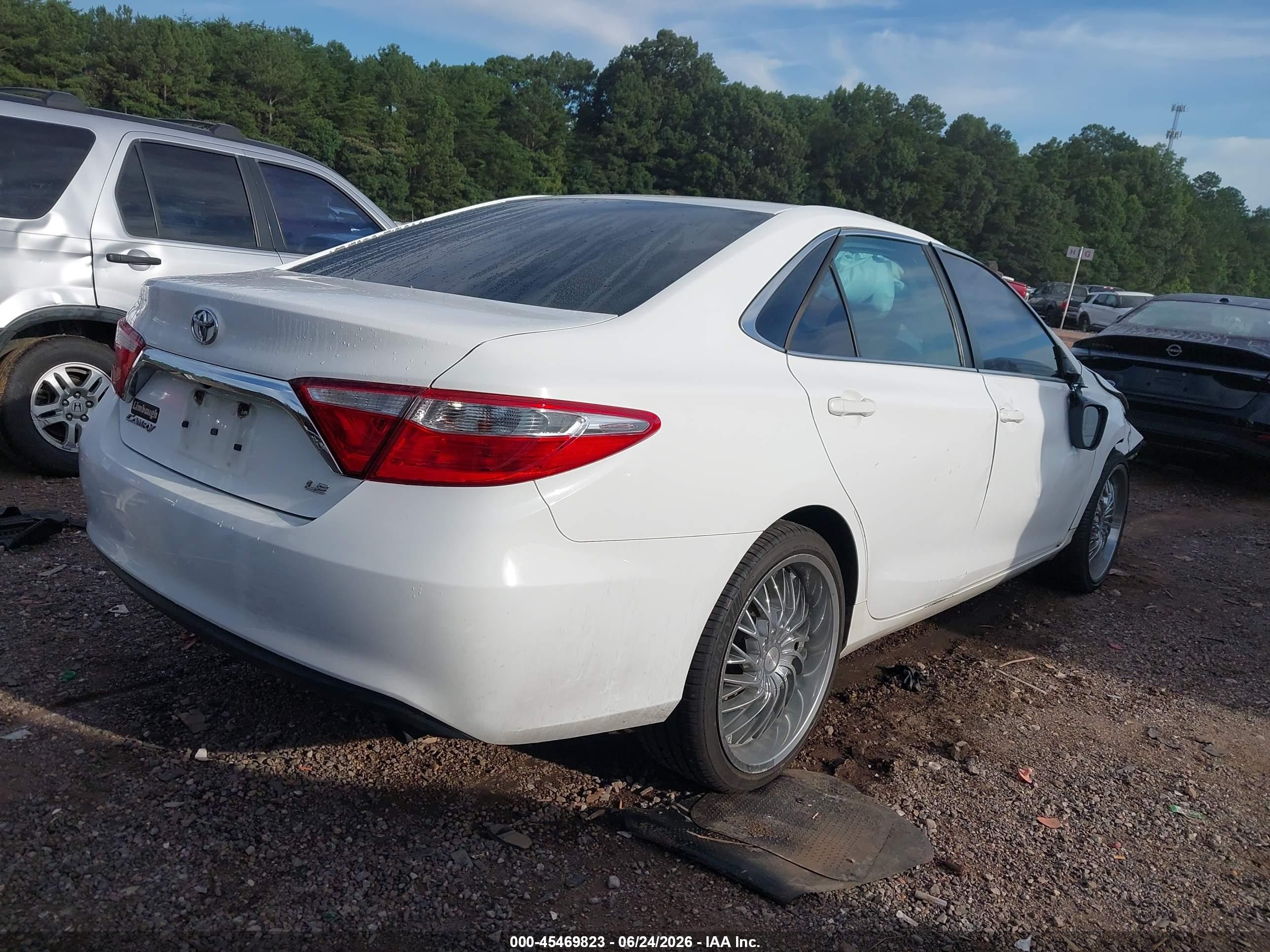 2015 Toyota Camry Le White vin: 4T1BF1FK1FU116035