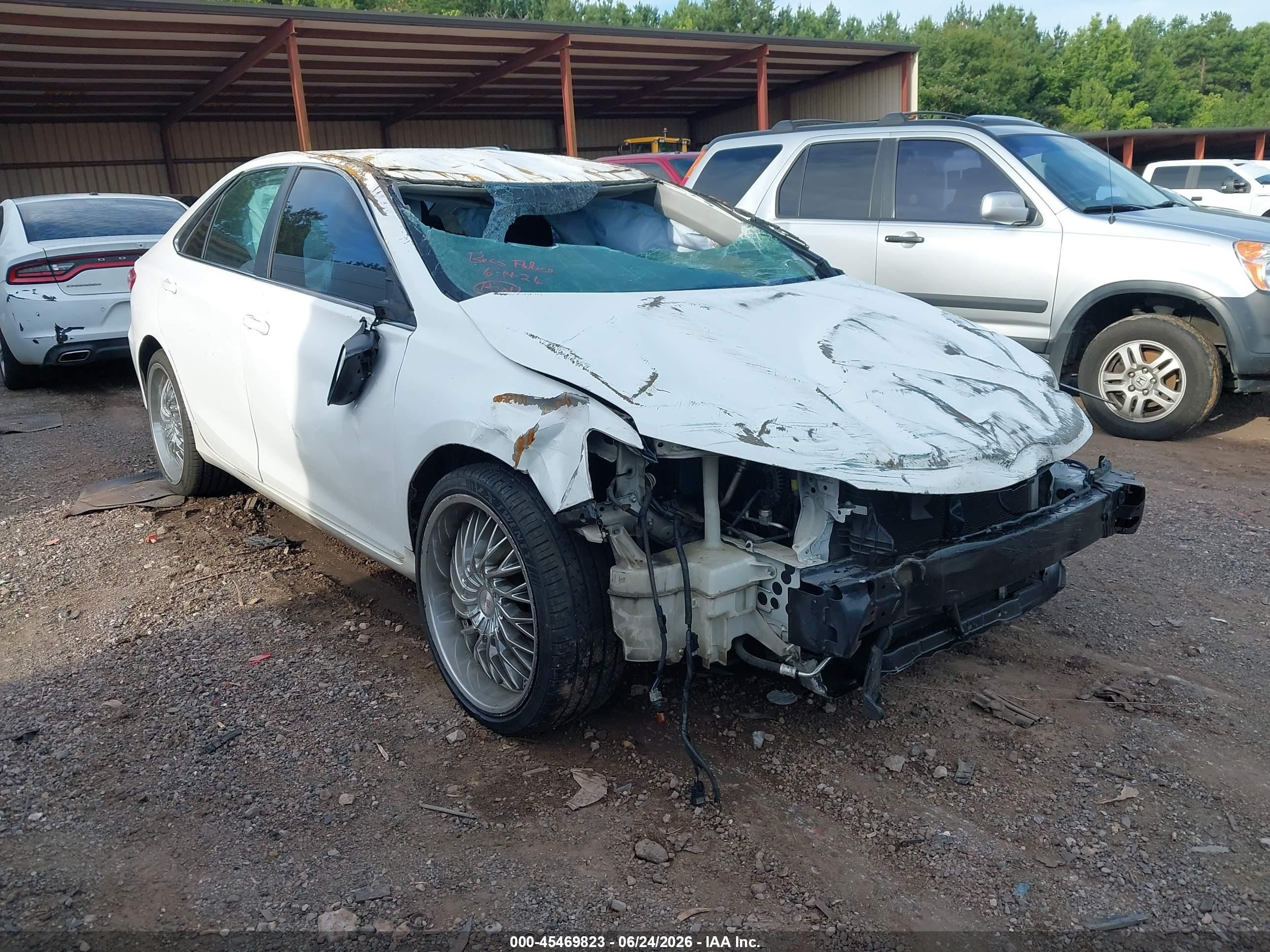 2015 Toyota Camry Le White vin: 4T1BF1FK1FU116035